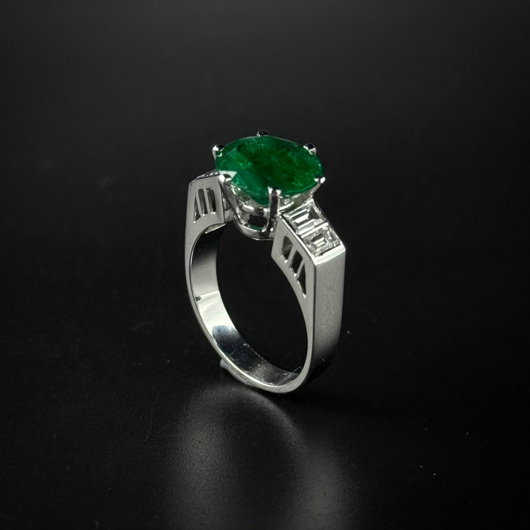 Art Decó Anillo de compromiso de diamante esmeralda portugués de platino años 40/1950 Corte redondo en venta