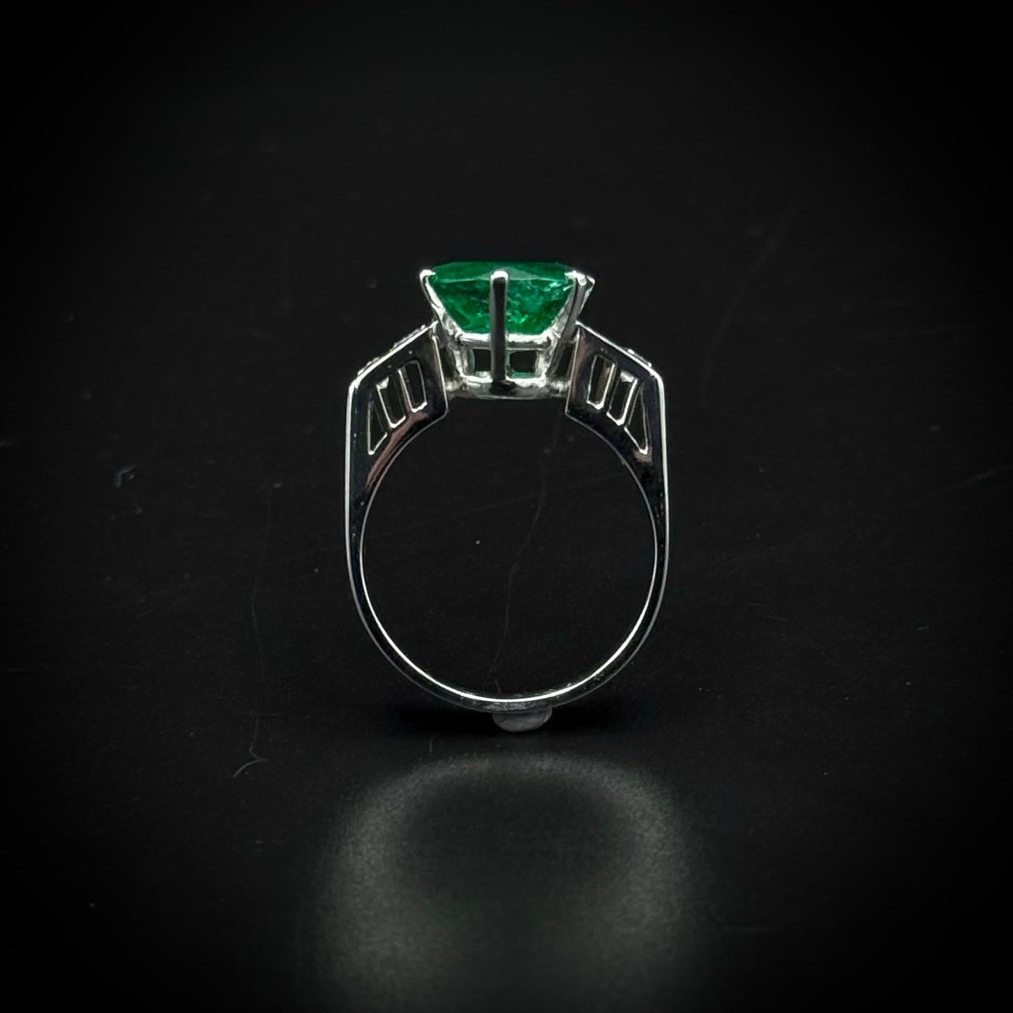 Art Decó Anillo de compromiso de diamante esmeralda portugués de platino años 40/1950 en Bueno estado para la venta en Lisbon, PT