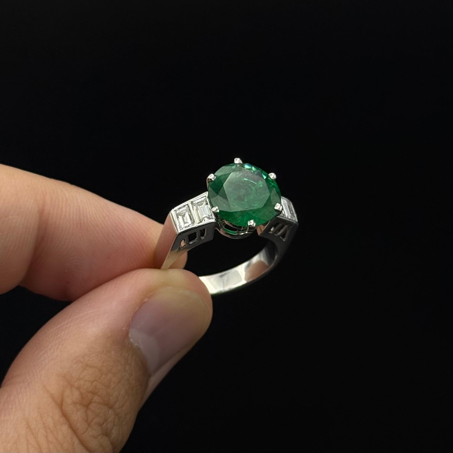 Art Decó Anillo de compromiso de diamante esmeralda portugués de platino años 40/1950 en venta 1