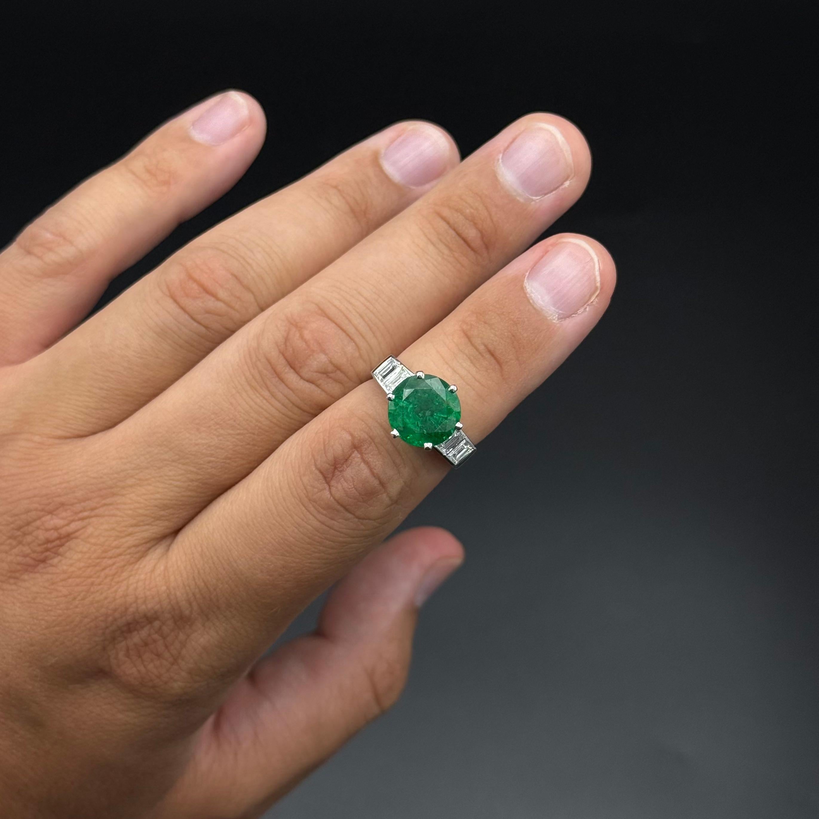 Art Decó Anillo de compromiso de diamante esmeralda portugués de platino años 40/1950 en venta 3