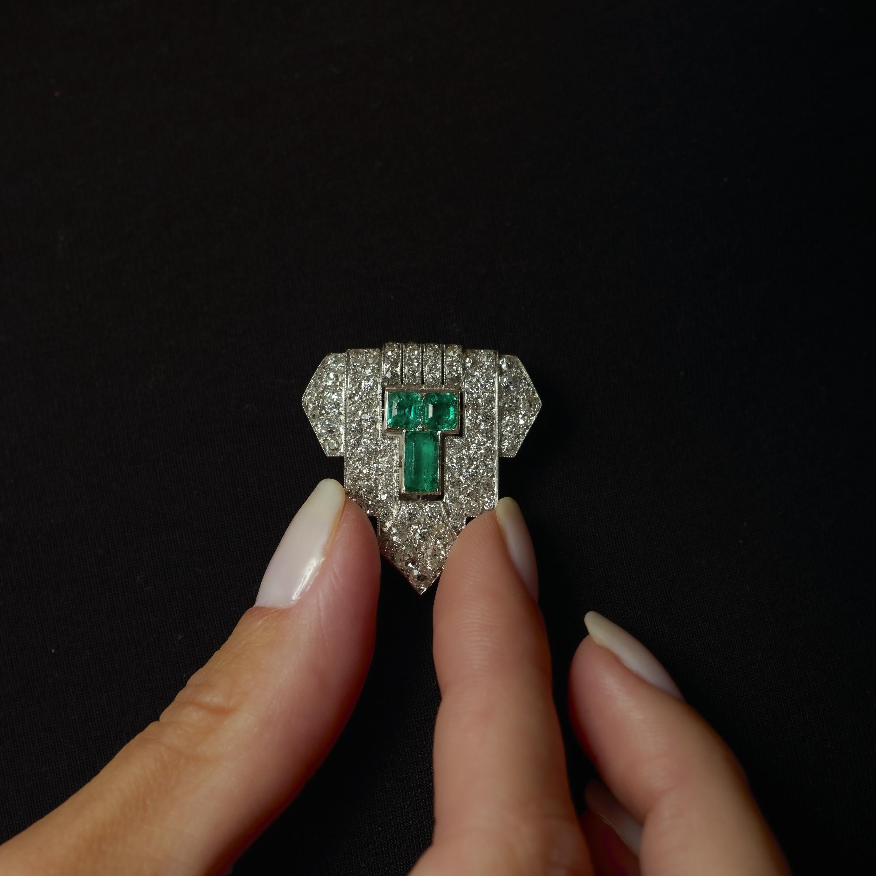 Art Deco emerald diamond platinum clip In Good Condition For Sale In Beverly Hills, CA
