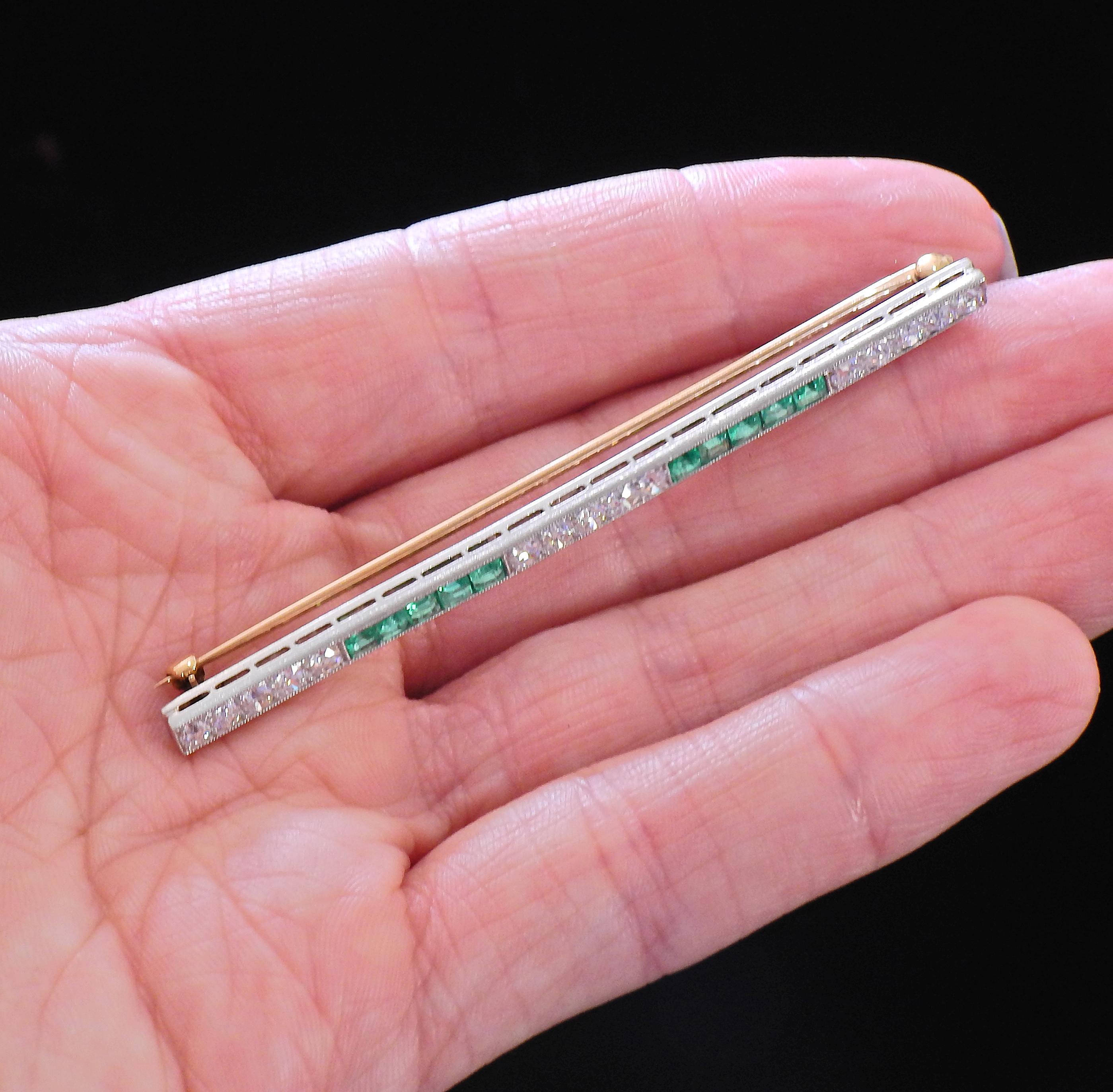 Art Deco Emerald Diamond Platinum Gold Bar Brooch In Excellent Condition In New York, NY