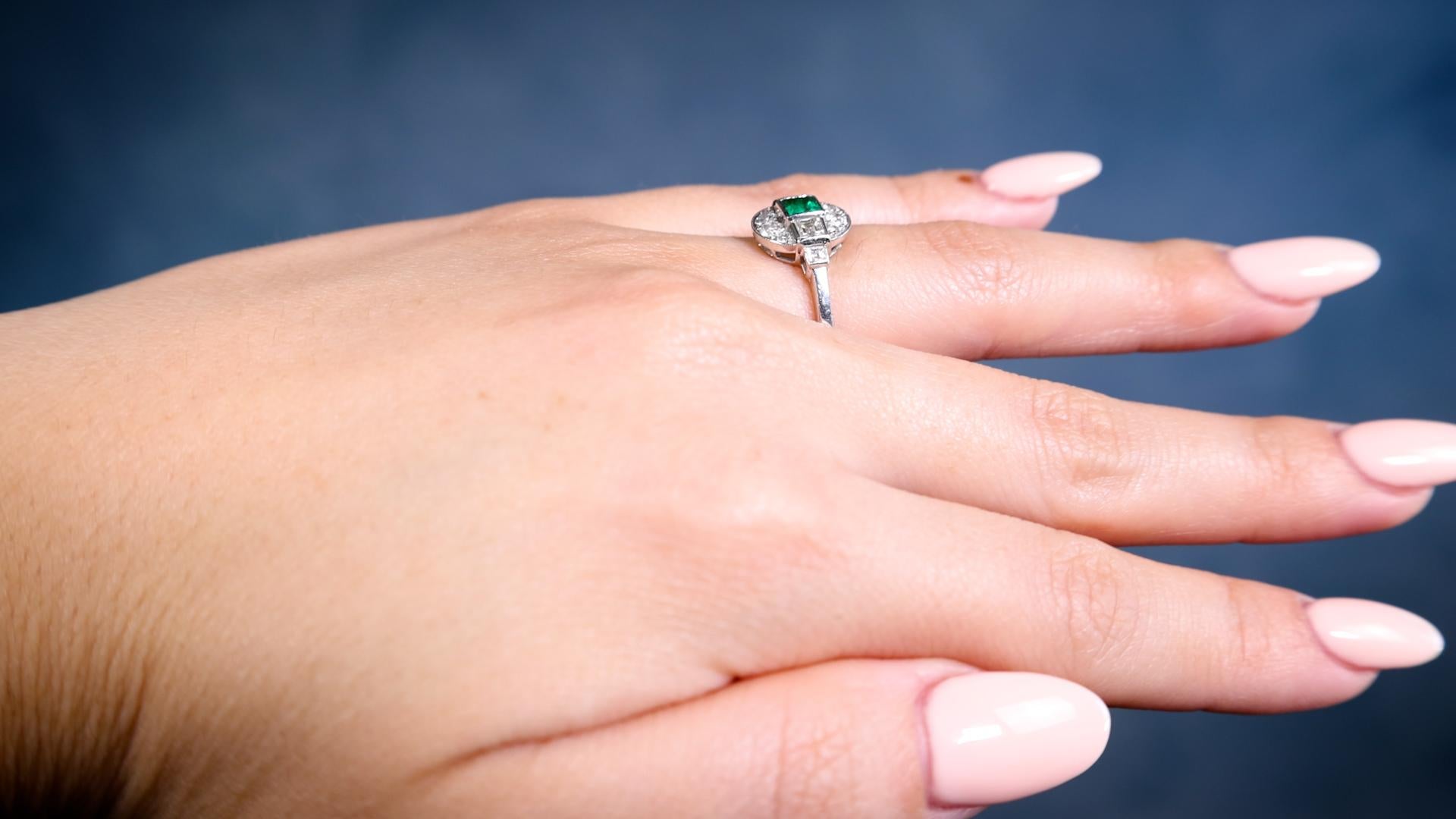 Art Deco Emerald Diamond Platinum Ring In Good Condition In Beverly Hills, CA