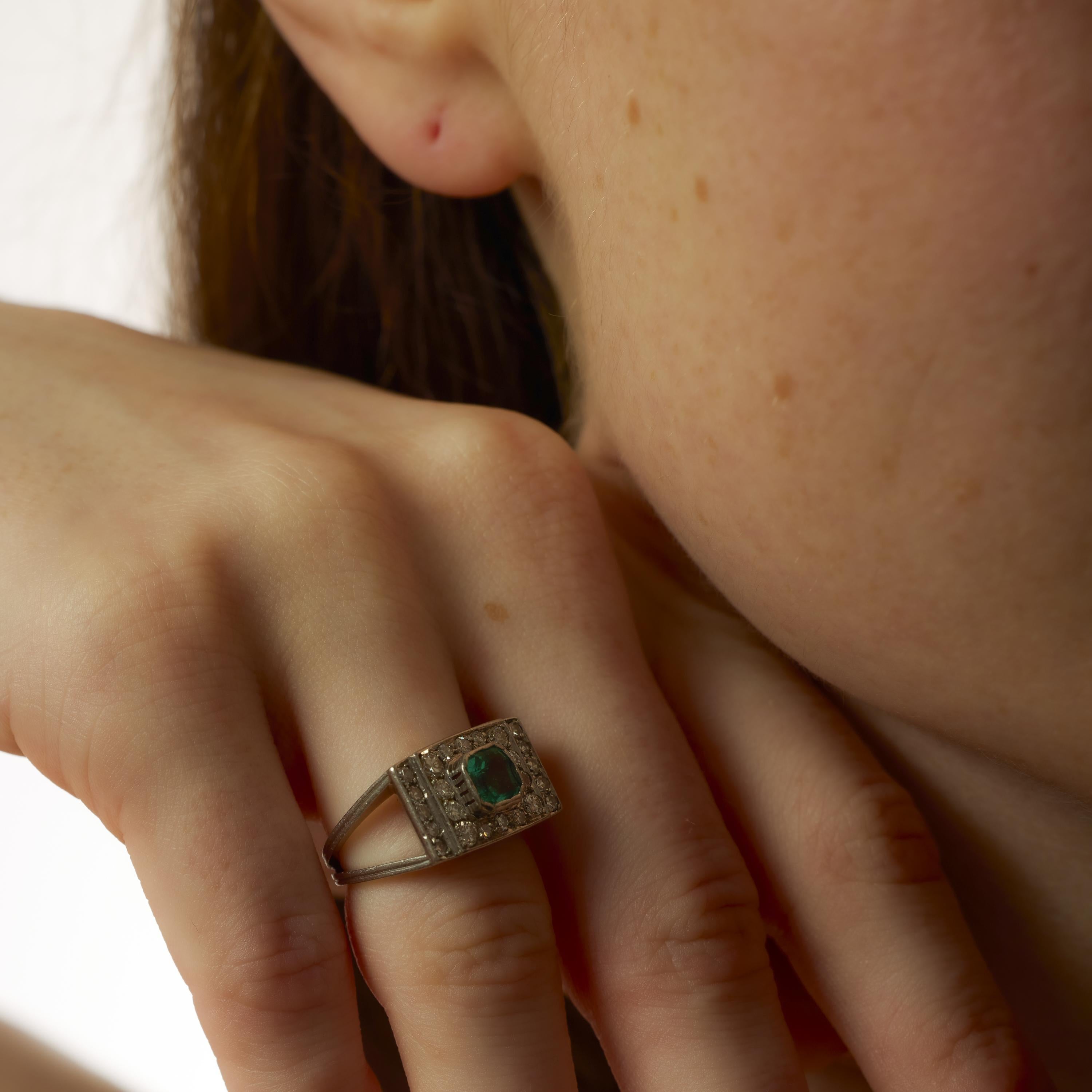 Art Deco emerald diamond platinum ring In Good Condition For Sale In Beverly Hills, CA