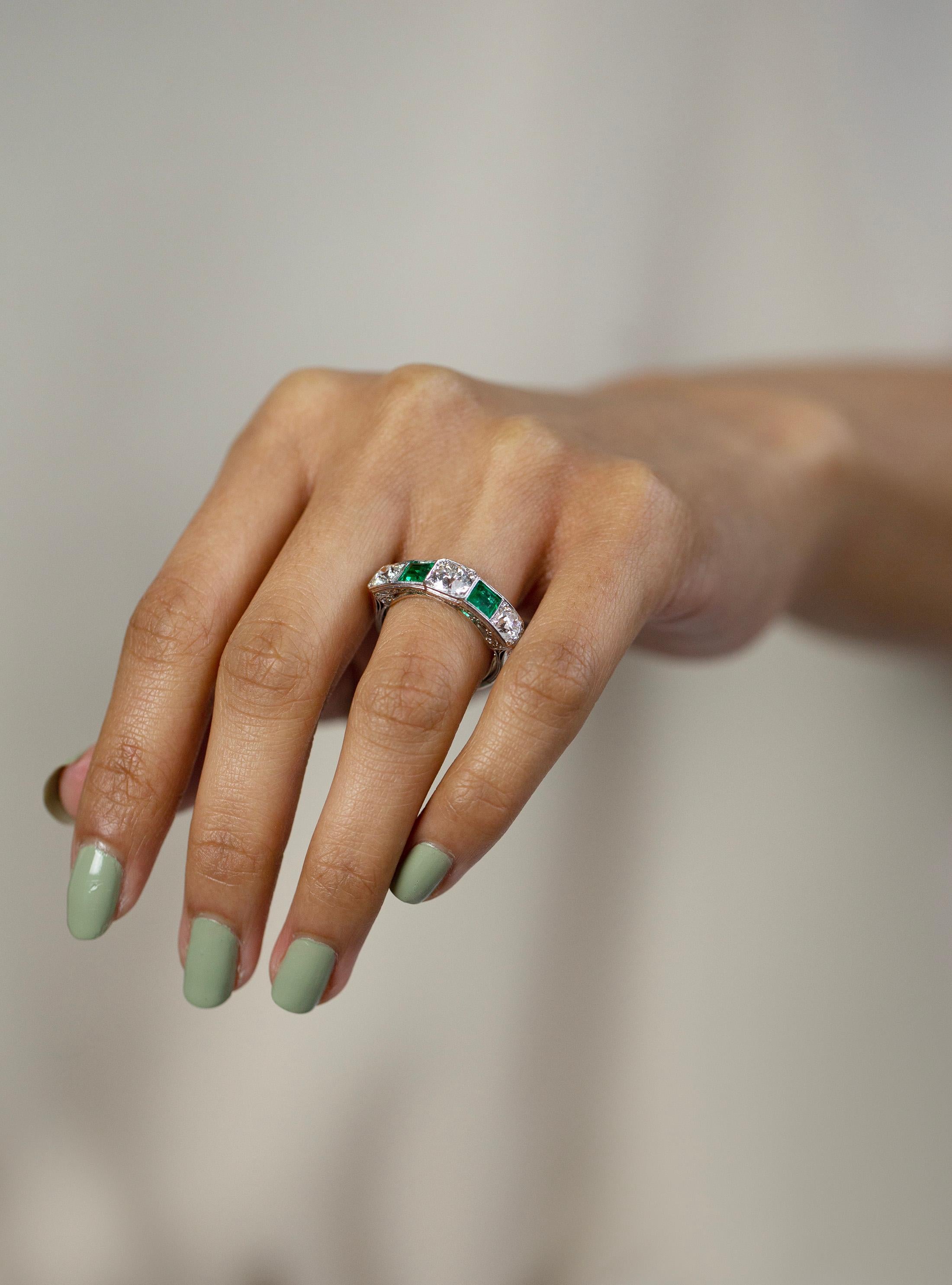 Verlobungsring mit 2,15 Karat abwechselnd altem europäischem und grünem Smaragd und fünf Steinen im Zustand „Hervorragend“ im Angebot in New York, NY