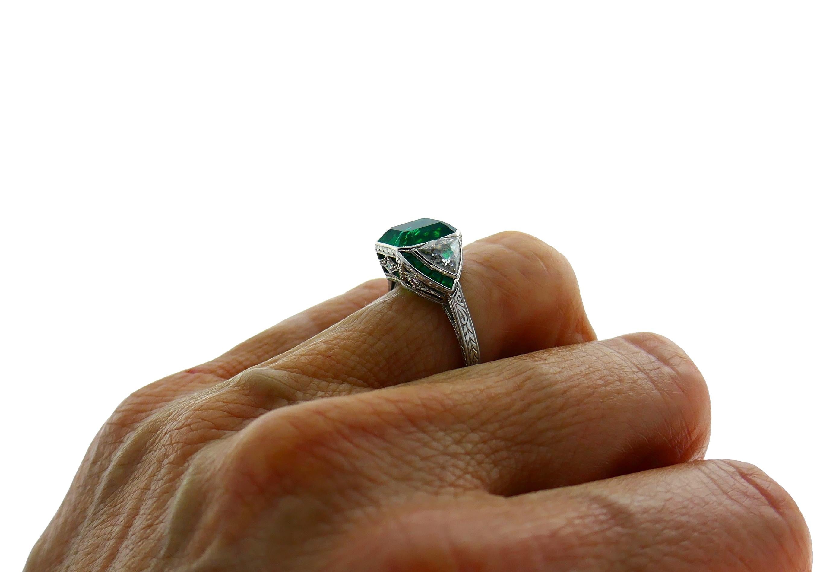 Art Deco Emerald Diamond Platinum Ring In Good Condition For Sale In Beverly Hills, CA