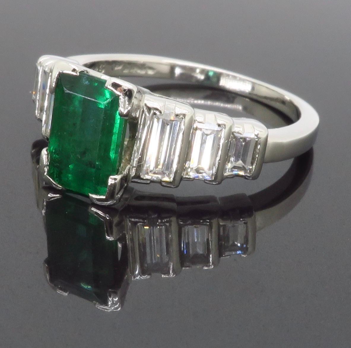 Art-Déco-Ring aus Platin mit Smaragd und Diamant (Smaragdschliff)