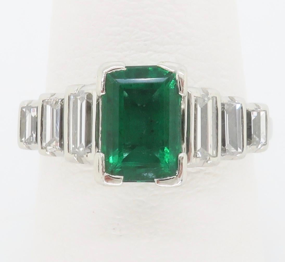 Art-Déco-Ring aus Platin mit Smaragd und Diamant im Angebot 1