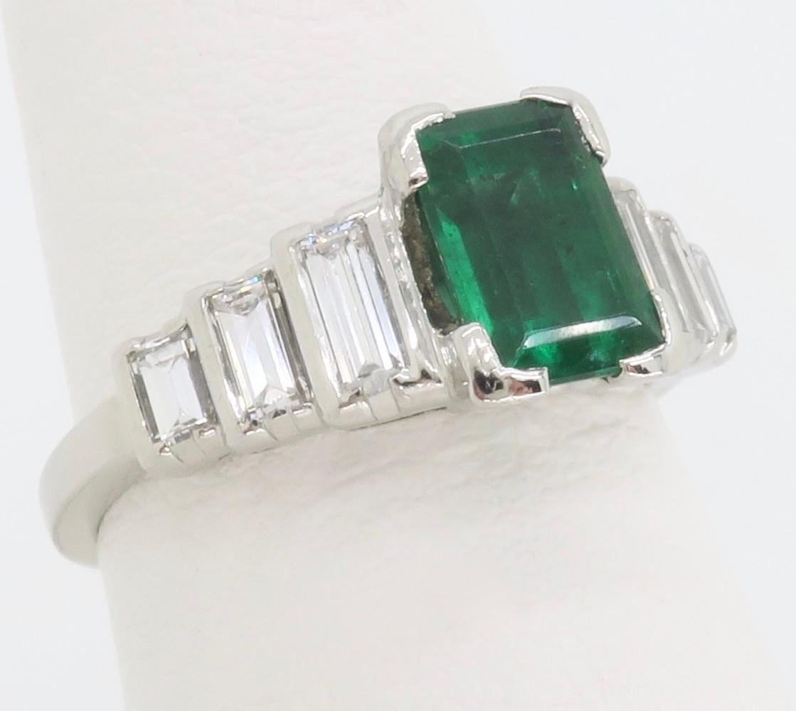 Art-Déco-Ring aus Platin mit Smaragd und Diamant im Angebot 2