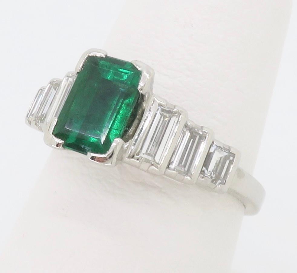 Art-Déco-Ring aus Platin mit Smaragd und Diamant im Angebot 3