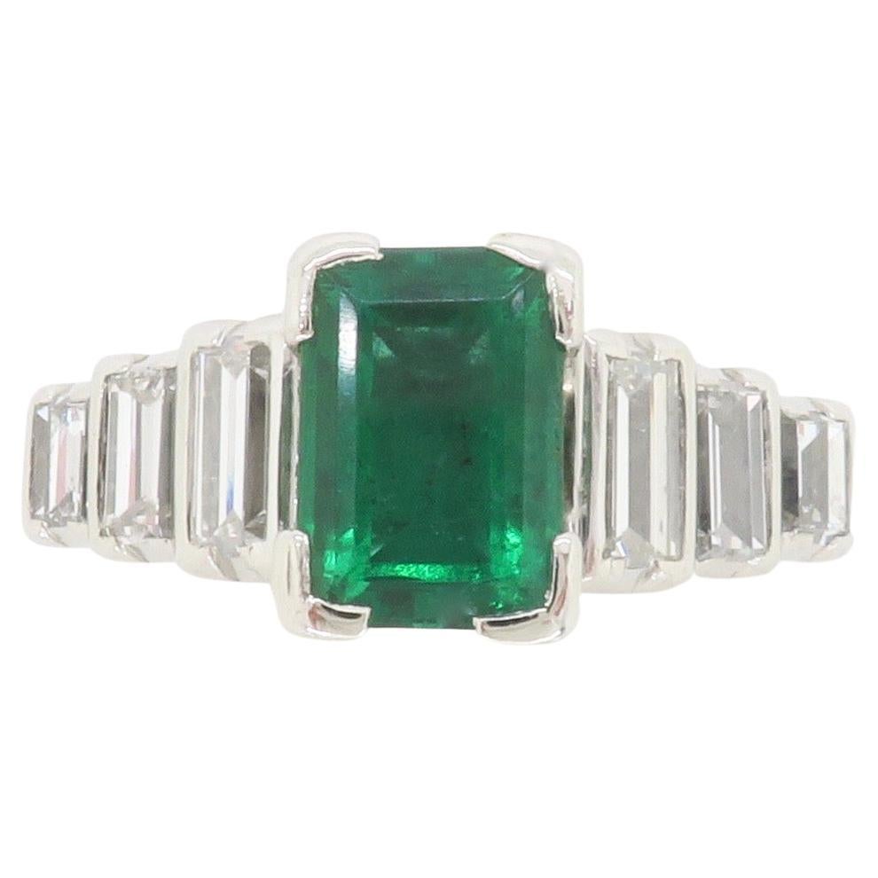 Art-Déco-Ring aus Platin mit Smaragd und Diamant im Angebot