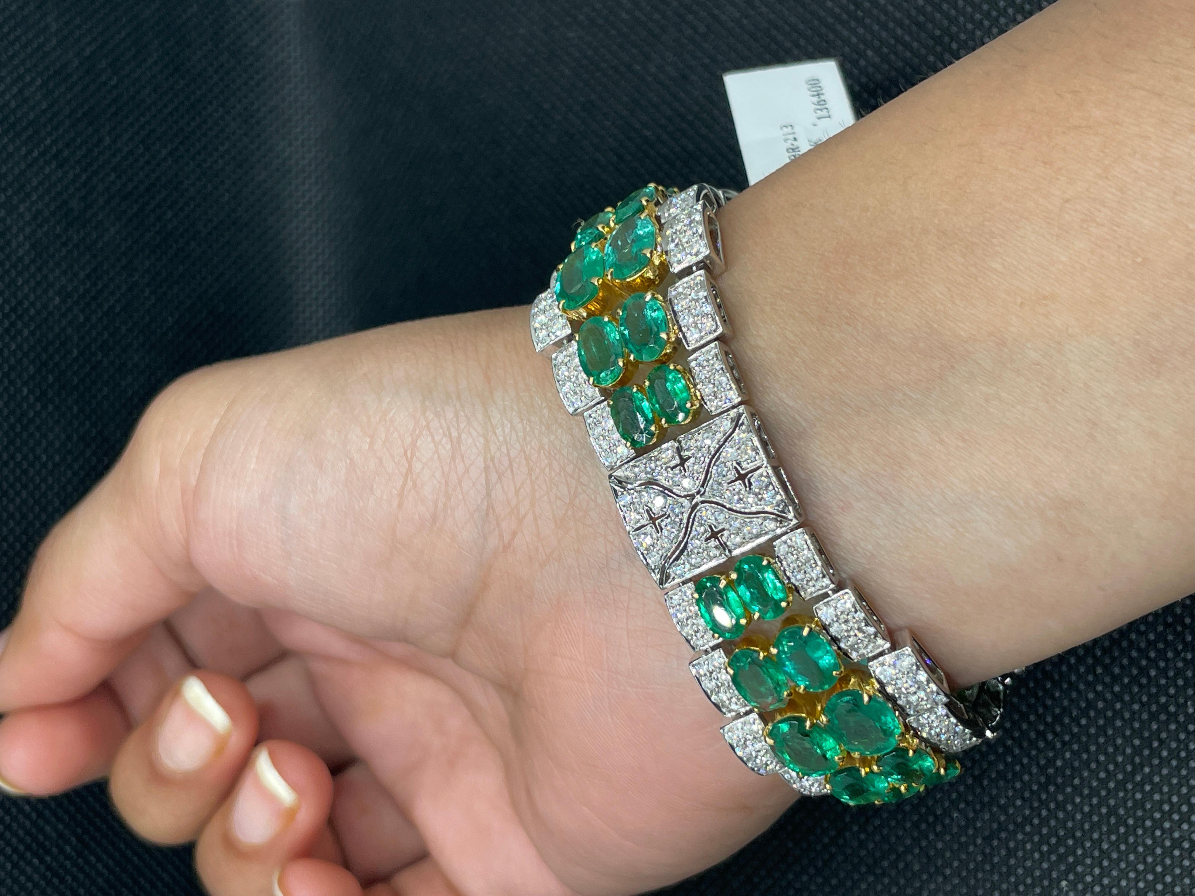 Celebra l'eleganza senza tempo e il fascino vintage con questo bracciale Art Deco Emerald & Diamond, meticolosamente realizzato in oro bianco massiccio 18 carati. Questo lussuoso pezzo presenta 40 smeraldi naturali dal taglio ovale, per un totale di