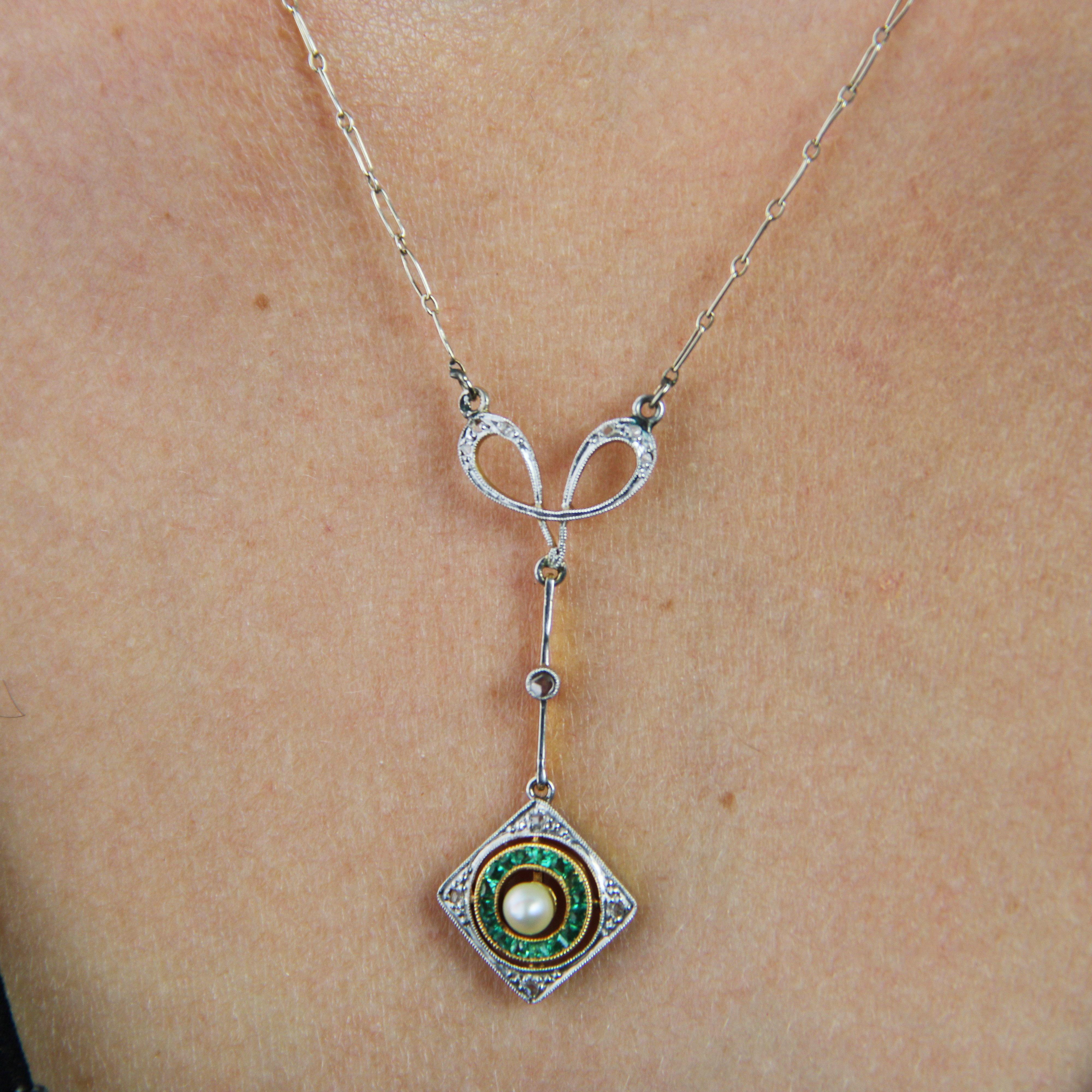 Art Deco Emerald Diamonds Fine Pearl 18 Karat Yellow White Gold Pendant Necklace For Sale 6