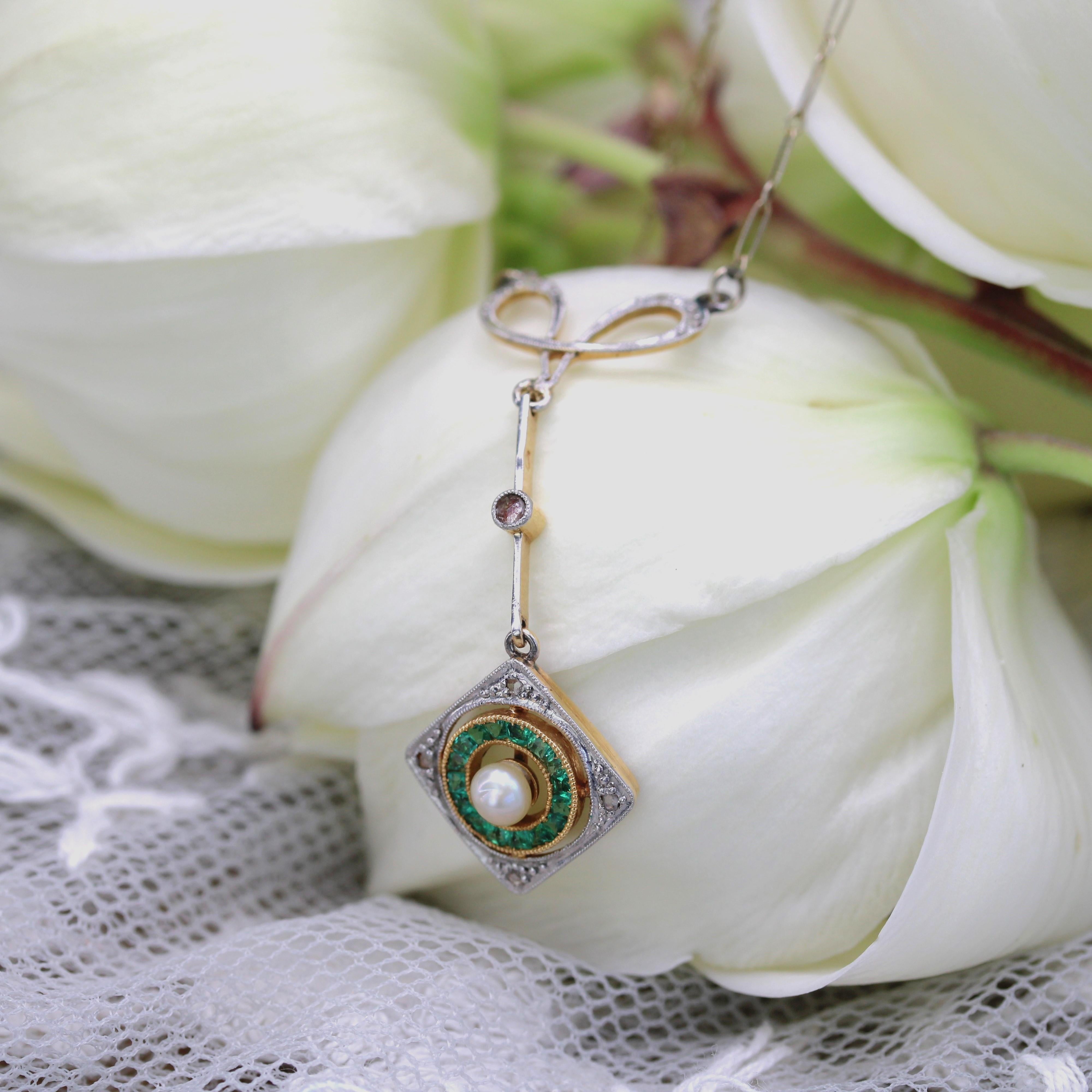 Art Deco Emerald Diamonds Fine Pearl 18 Karat Yellow White Gold Pendant Necklace For Sale 4