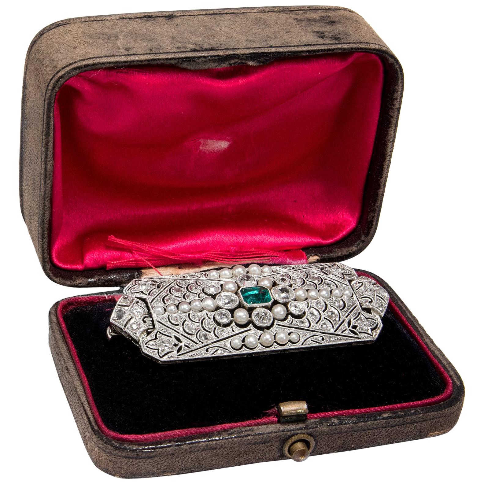 Art Déco circa 1925: Certified Emerald Diamond Natural Pearl White Gold Brooch
