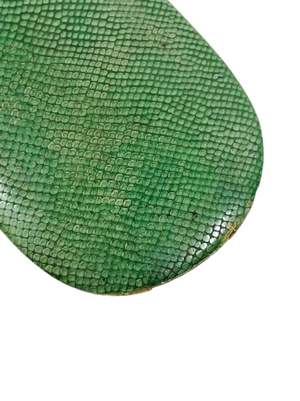 Art-Deco-Brieföffner oder Umblätterer aus smaragdgrün gebeiztem Pferde-Shagreen auf Holz. Equine Shagreen ist ein fein genarbtes Leder, das aus der Haut von Eseln, Maultieren, Pferden oder Onagern hergestellt wird.