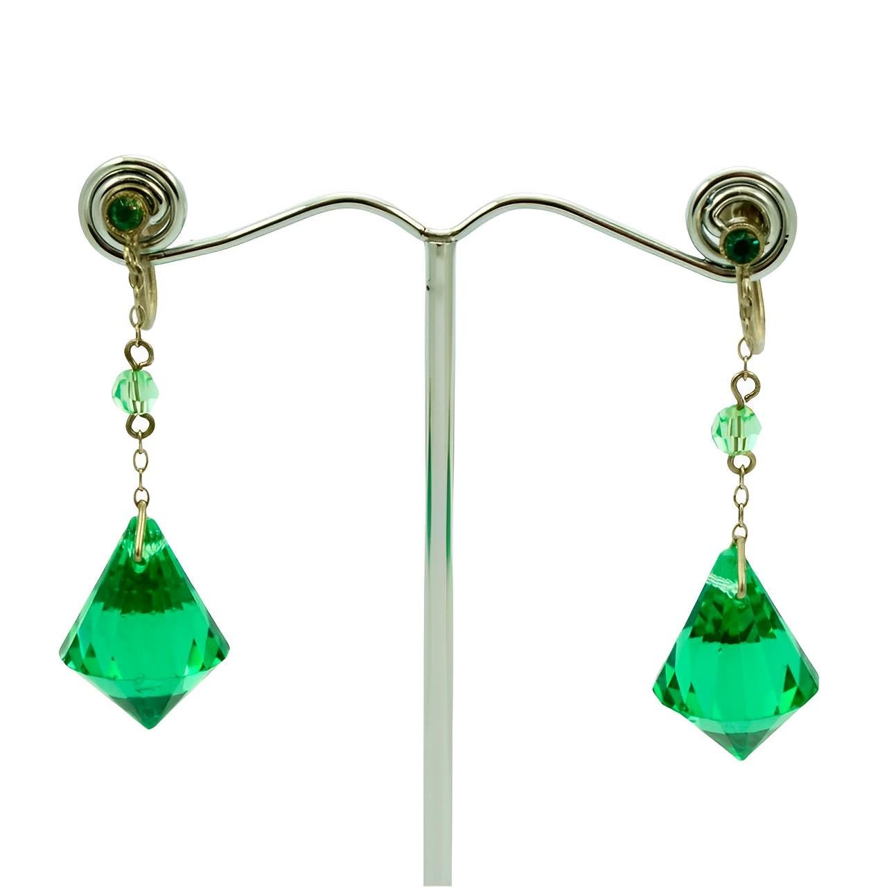 Art Deco Emerald Green Faceted Glass Drop Screw Back Earrings In Good Condition For Sale In London, GB