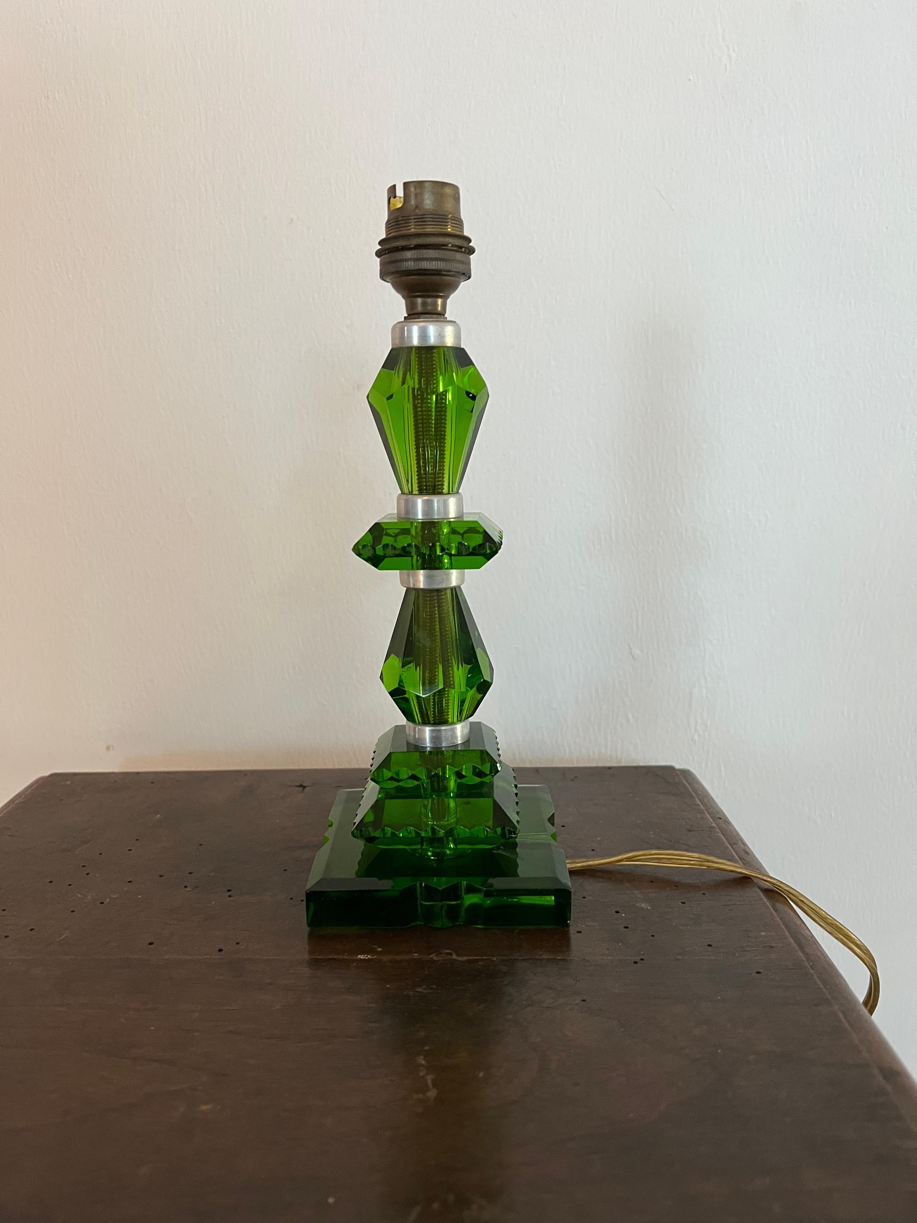 Beautiful Art Deco table lamp in the style of Baccarat and Jacques Adnet, unmarked.
Manufactured in hand cut, vivid emerald green Lead glass.
France circa 1940.
The pieces 
