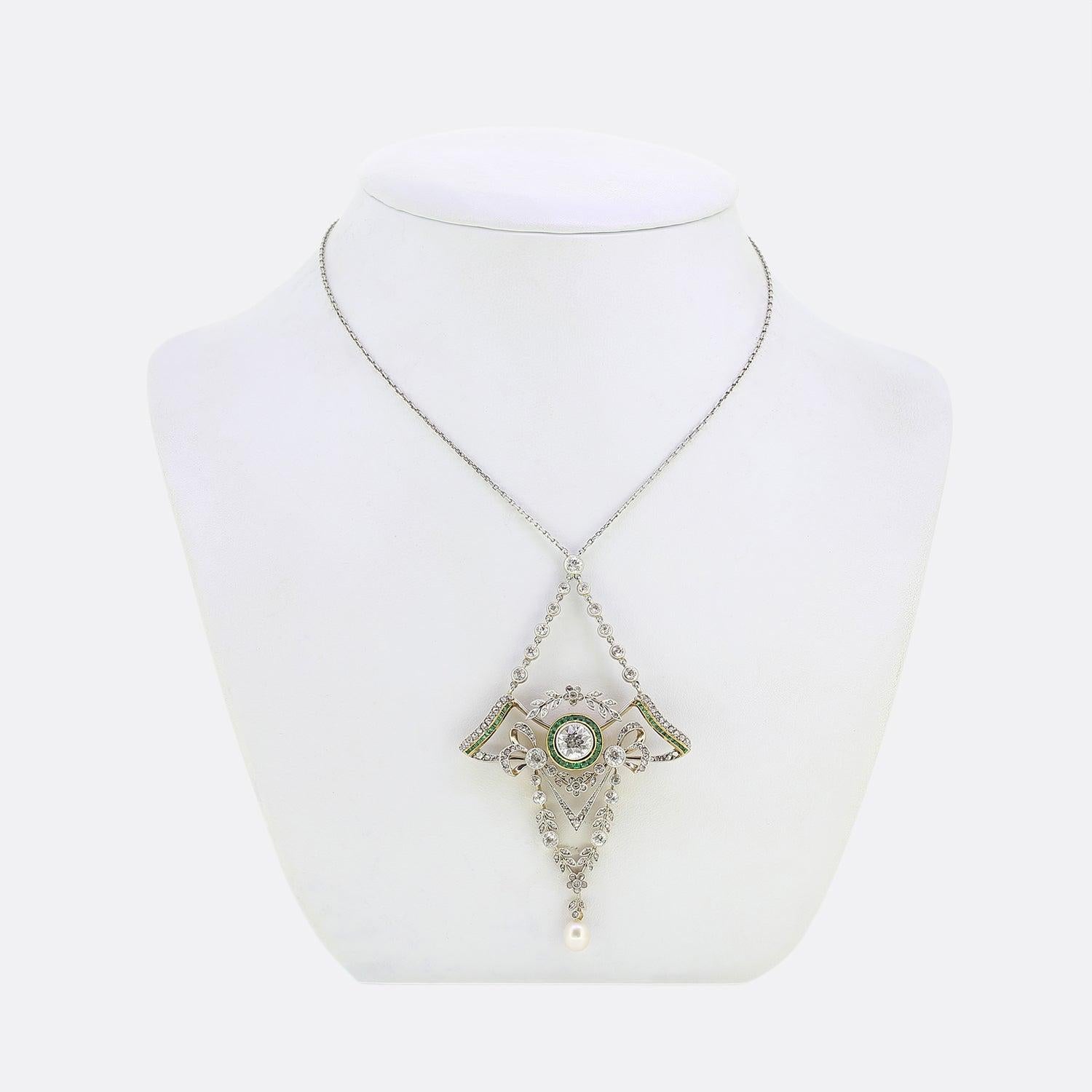 Nous avons ici un remarquable collier de lavallière fabriqué au sommet du mouvement Art déco. Une guirlande sertie de diamants, composée de motifs à multiples pétales, accueille en son centre une magnifique perle naturelle en forme de goutte. Cet