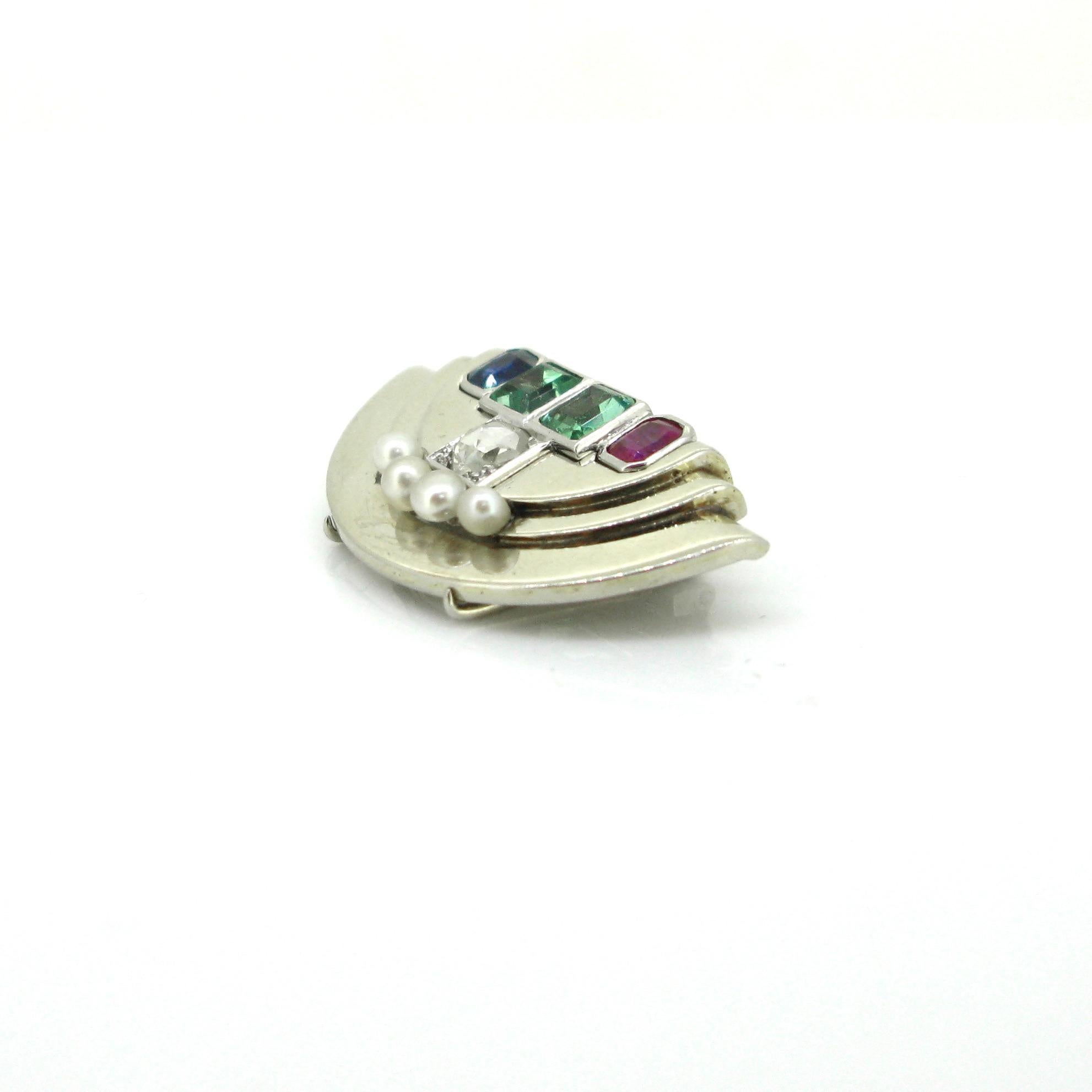 Art Deco Emerald, Ruby, Sapphire and Pearl Gold Platinum Clip Brooch In Good Condition In London, GB