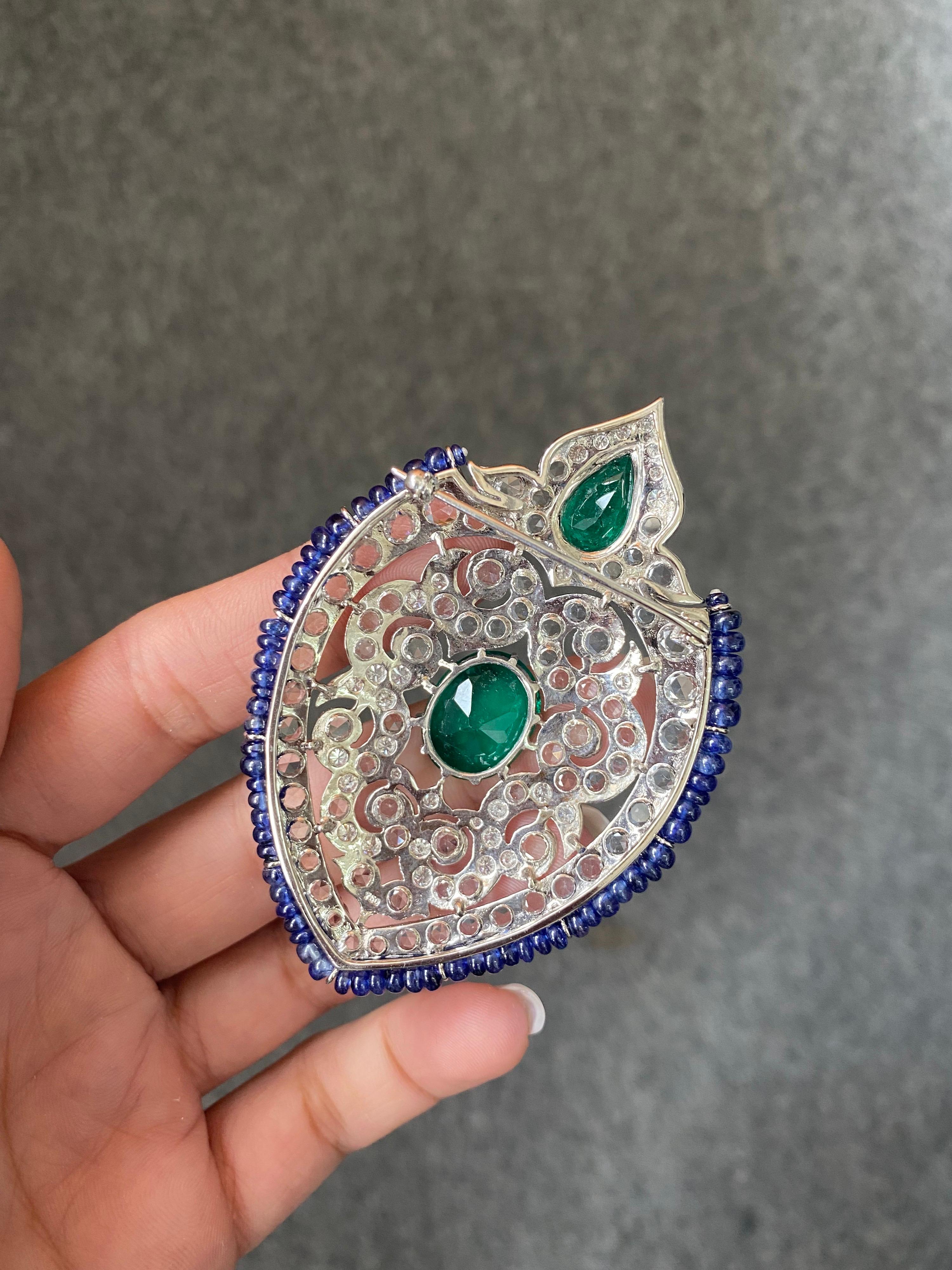 Art Deco Emerald, Sapphire and Diamond Brooch In New Condition For Sale In Bangkok, Thailand