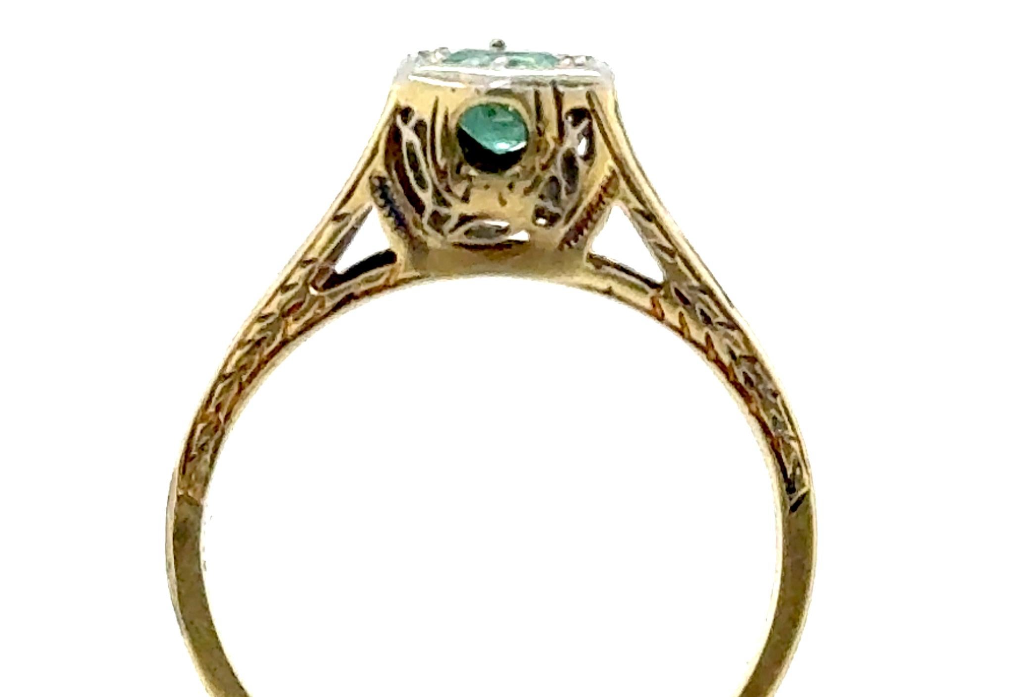 Autentico originale antico degli anni 1910-1920 Anello di fidanzamento solitario con smeraldo da 26 carati, raro, in oro giallo 18 carati 


Caratterizzato da una splendida pietra smeraldo rotonda naturale da 0,26 ct.

Perfetto per le donne di tutte