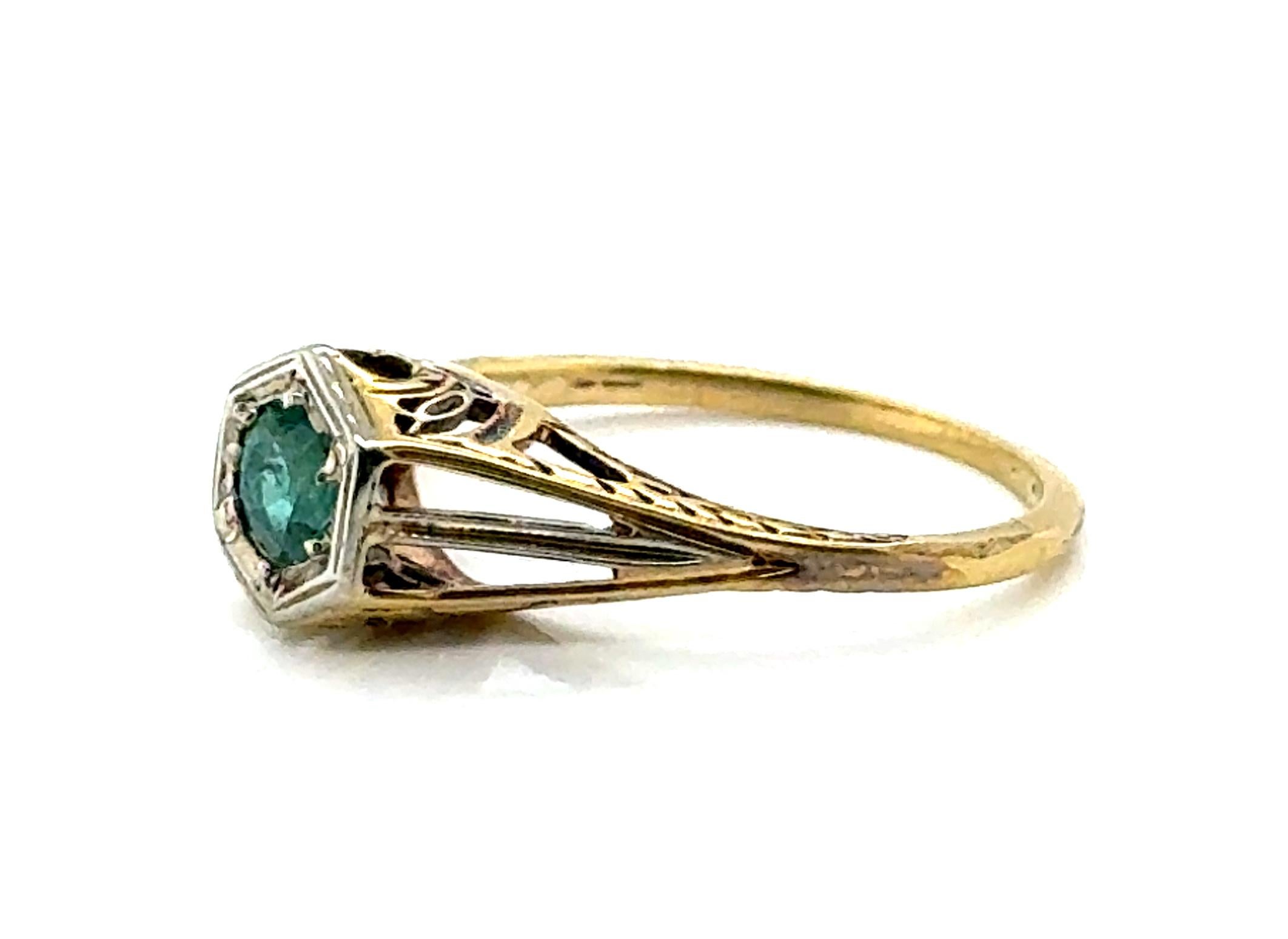 Art Déco Anello di fidanzamento solitario Art Deco con smeraldo da .26ct Raro in oro giallo 18K Originale 1 in vendita