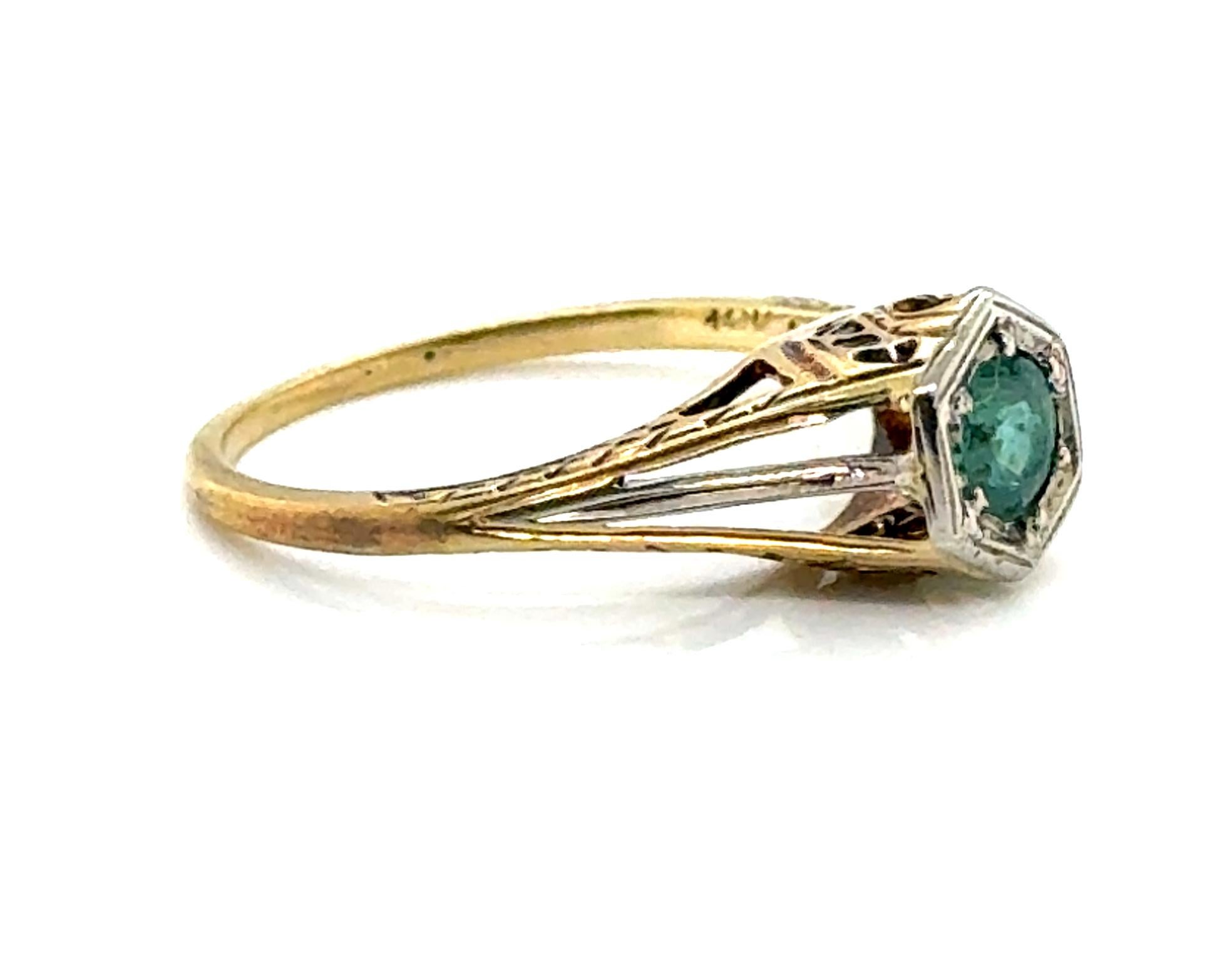 Taglio rotondo Anello di fidanzamento solitario Art Deco con smeraldo da .26ct Raro in oro giallo 18K Originale 1 in vendita