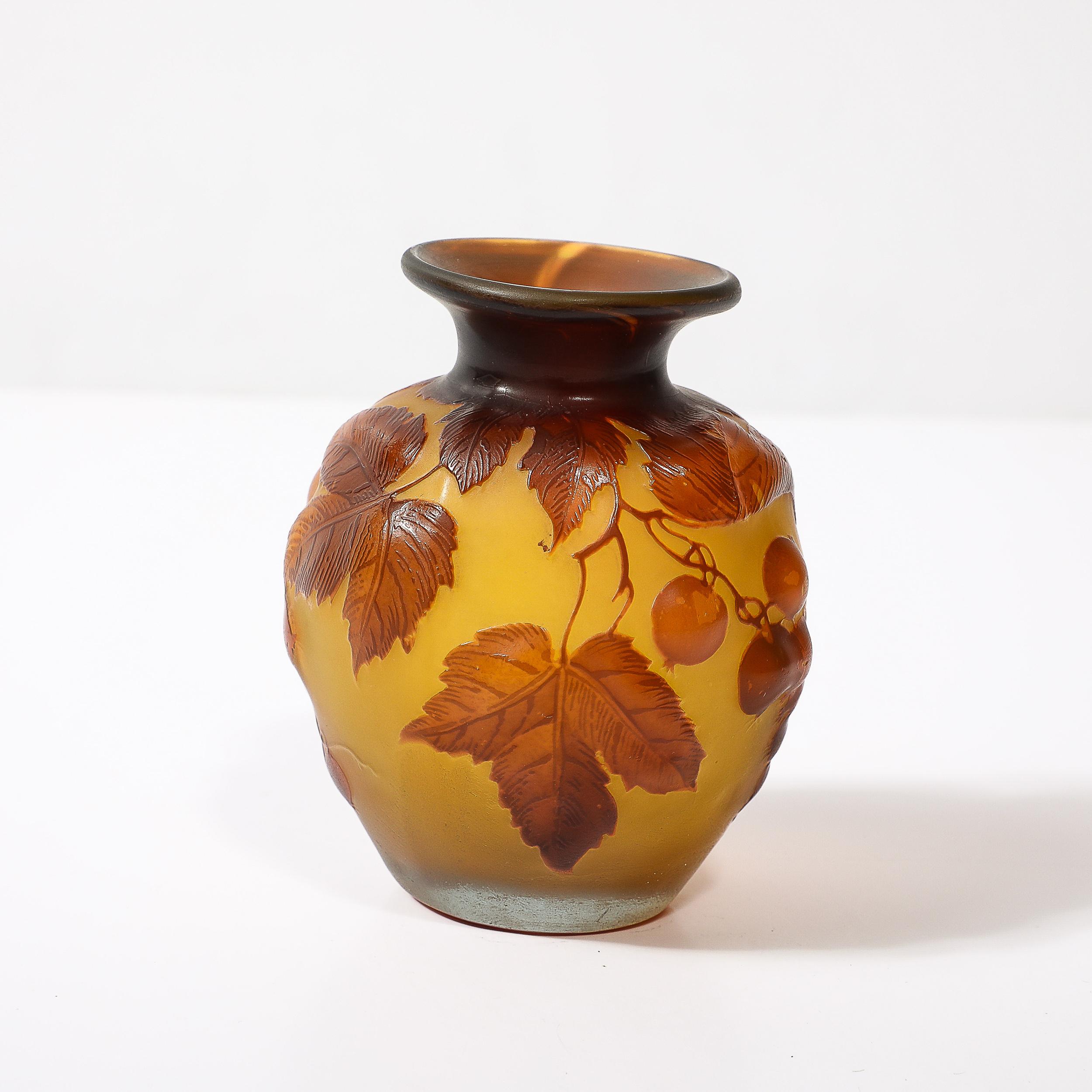 Art Deco Émile Gallé Kamee Glas mit Bernstein und gelben NATURALIST Details Vase (Frühes 20. Jahrhundert) im Angebot