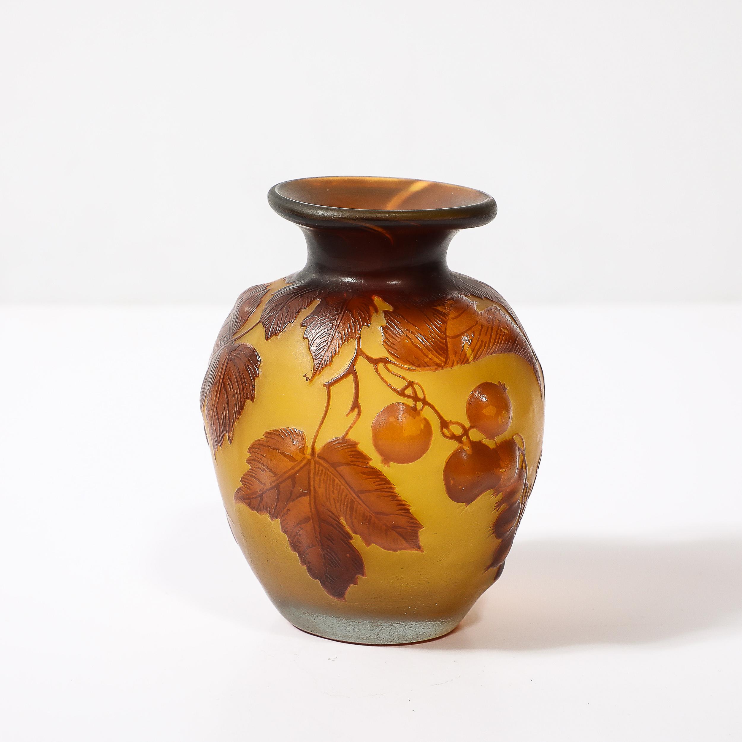 Art Deco Émile Gallé Kamee Glas mit Bernstein und gelben NATURALIST Details Vase im Angebot 1