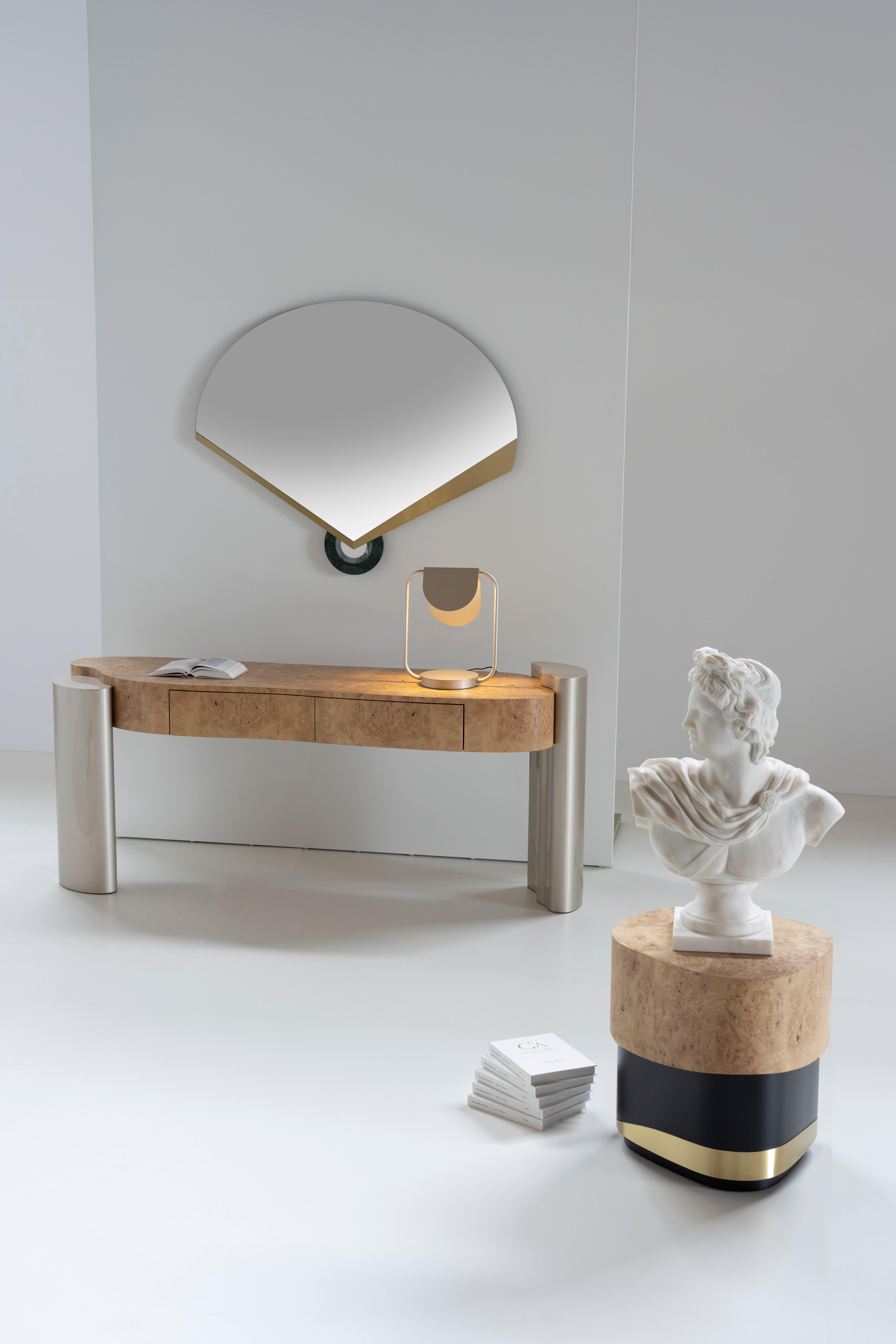 Specchio da parete Art Deco Emille, collezione moderna, realizzato a mano in Portogallo - Europa di Greenapple.

Lo specchio da parete Emille è un pezzo forte che dona armonia a qualsiasi spazio e attira lo sguardo sulla forma a ventaglio e sui
