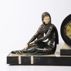 Orologio da caminetto Art Déco Emoy con una flapper seduta, nello stile di Chiparus