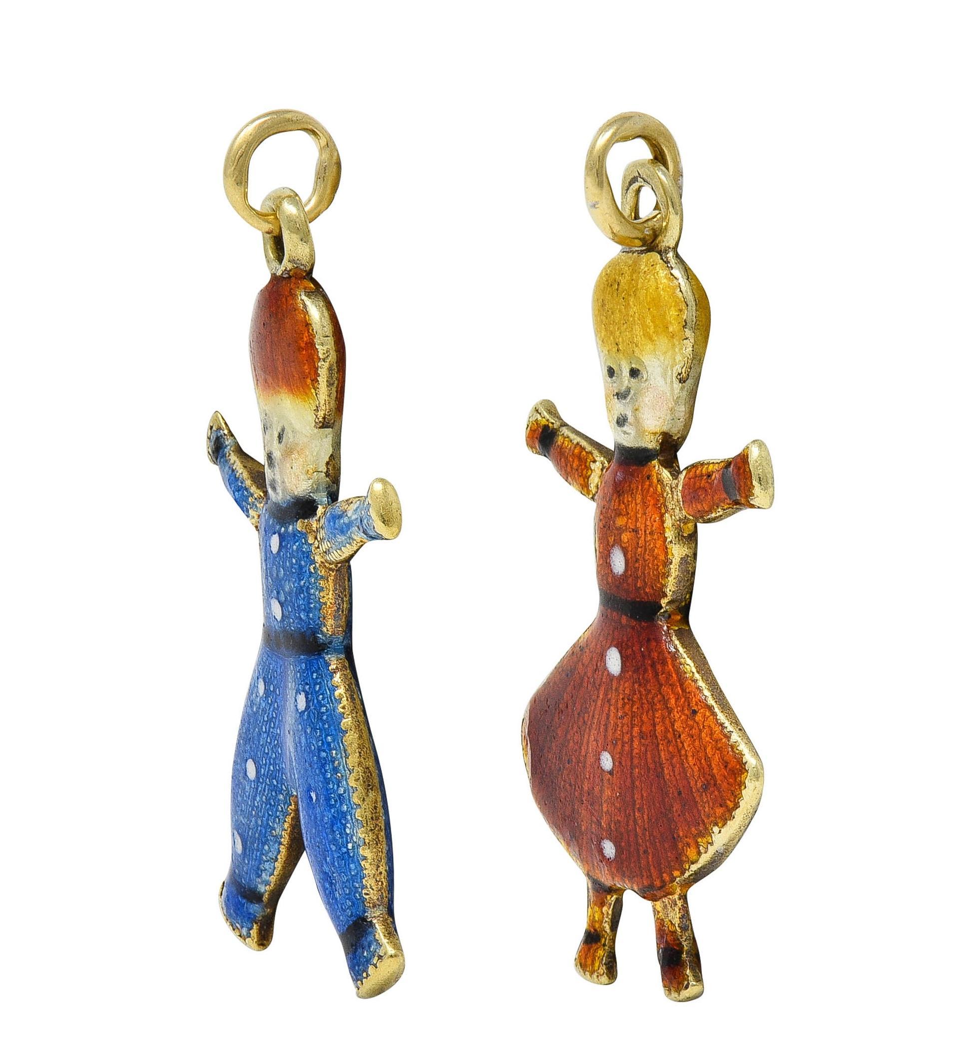 Conçu comme un ensemble de deux enfants
Représentée debout, joyeuse, dans une tenue victorienne colorée, illustrée par de l'émail peint.
Émail multicolore opaque et brillant sur les deux faces - perte minime
Complétées par des balles à anneau de