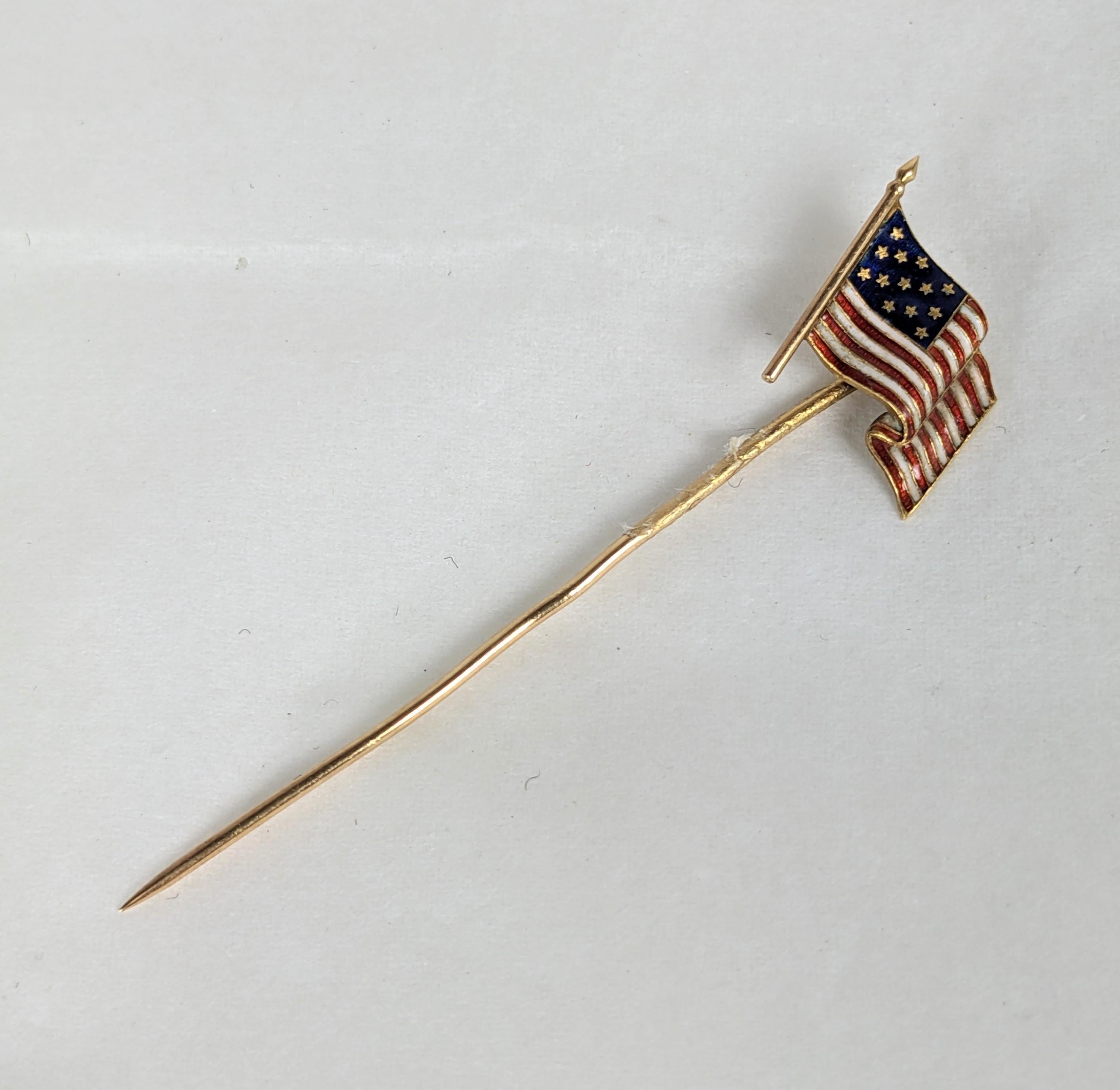 Rara spilla a bastone con bandiera americana smaltata degli anni '30, incastonata in oro 14 carati. Smalto a mano con splendidi dettagli. Periodo Art Deco anni '30, USA, Marchio 14K. 2,25