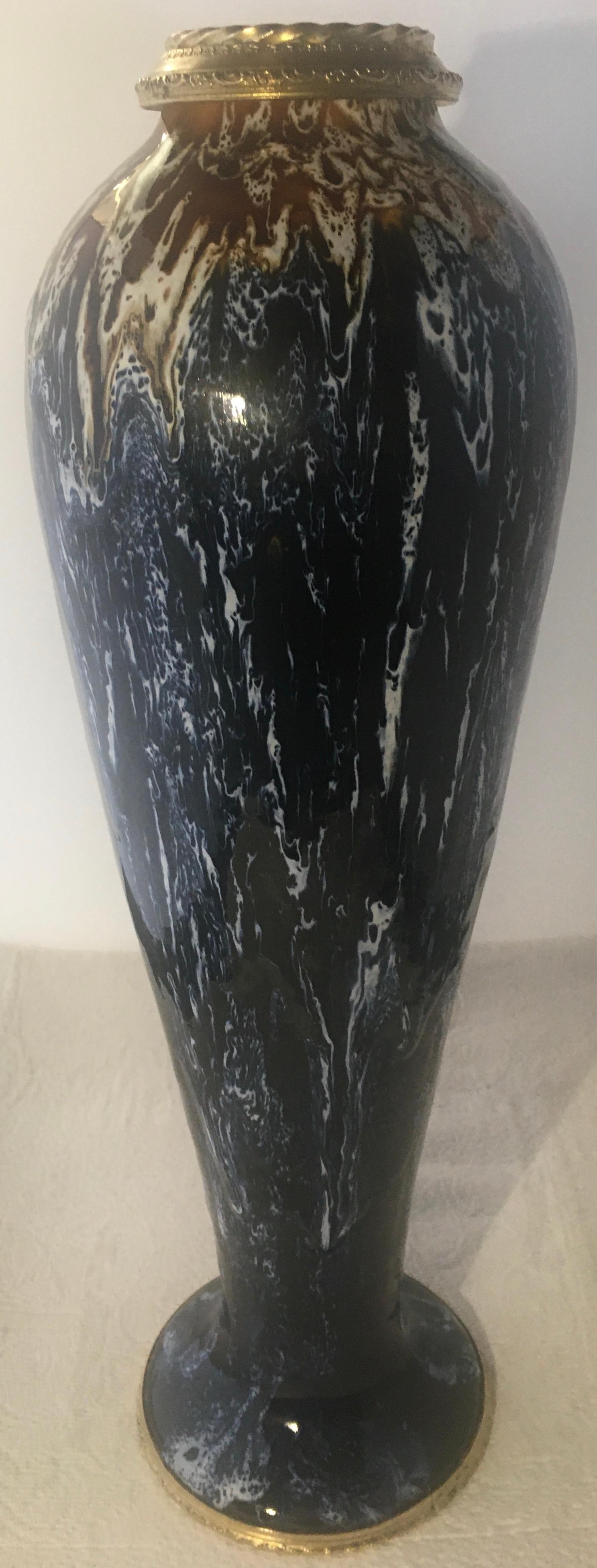 Superbe vase à fleurs en céramique émaillée de Charles Catteau, signé Boch La Louvière, avec de magnifiques tons bleus et beiges. Cette pièce date de la période Art déco, Belgique, vers 1920.

Au moment de la Révolution belge de 1830 et de la