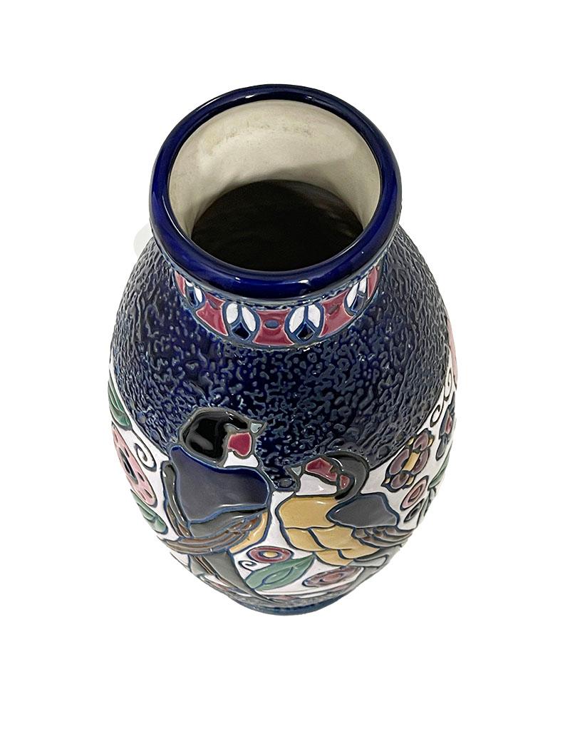 Vaso in smalto Art Déco con uccelli di Amphora Czecho-Slovacchia, anni '20

Vaso ad anfora Art Deco della linea Campina con due rondini e scena floreale, prodotto in Ceco-Slovacchia. Il vaso è contrassegnato dal marchio Amphora.
Questo vaso di