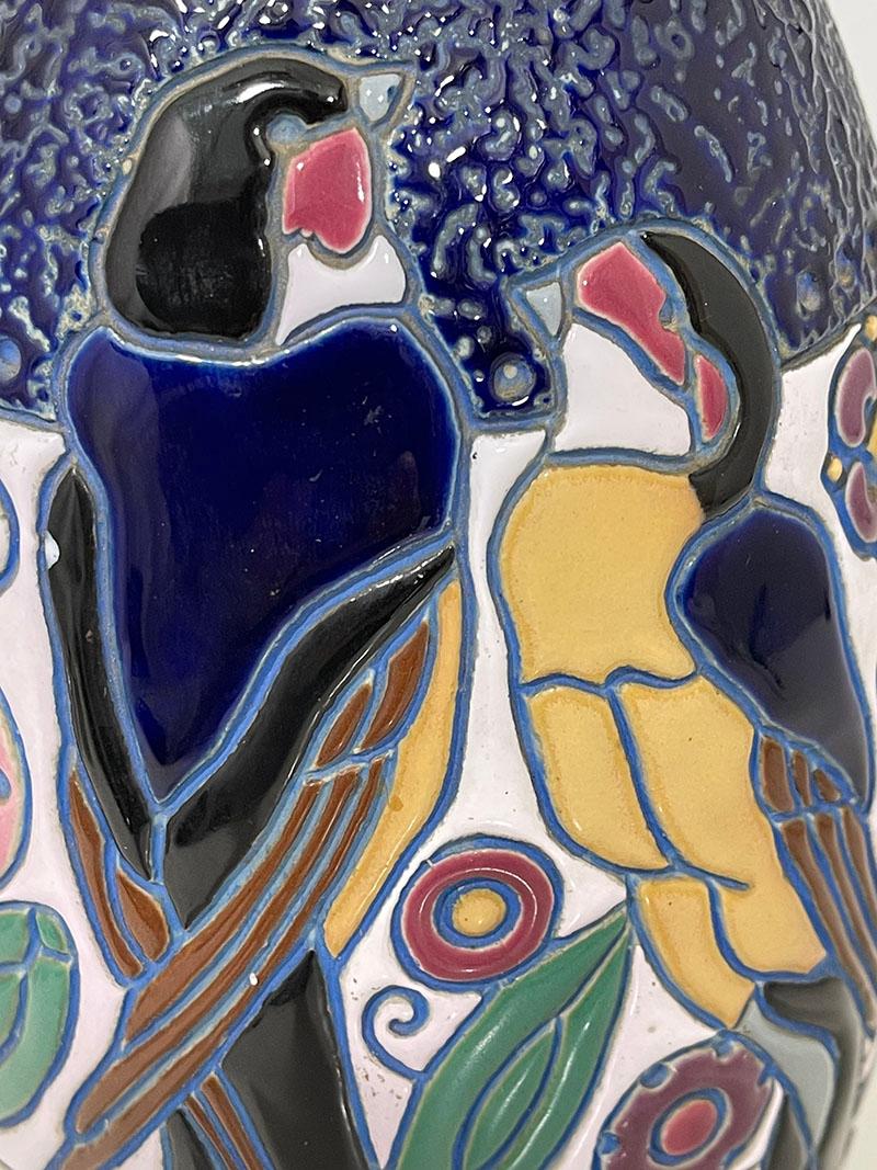 Vaso in smalto Art Déco con uccelli di Amphora Czecho-Slovacchia, 1920 In condizioni buone in vendita a Delft, NL