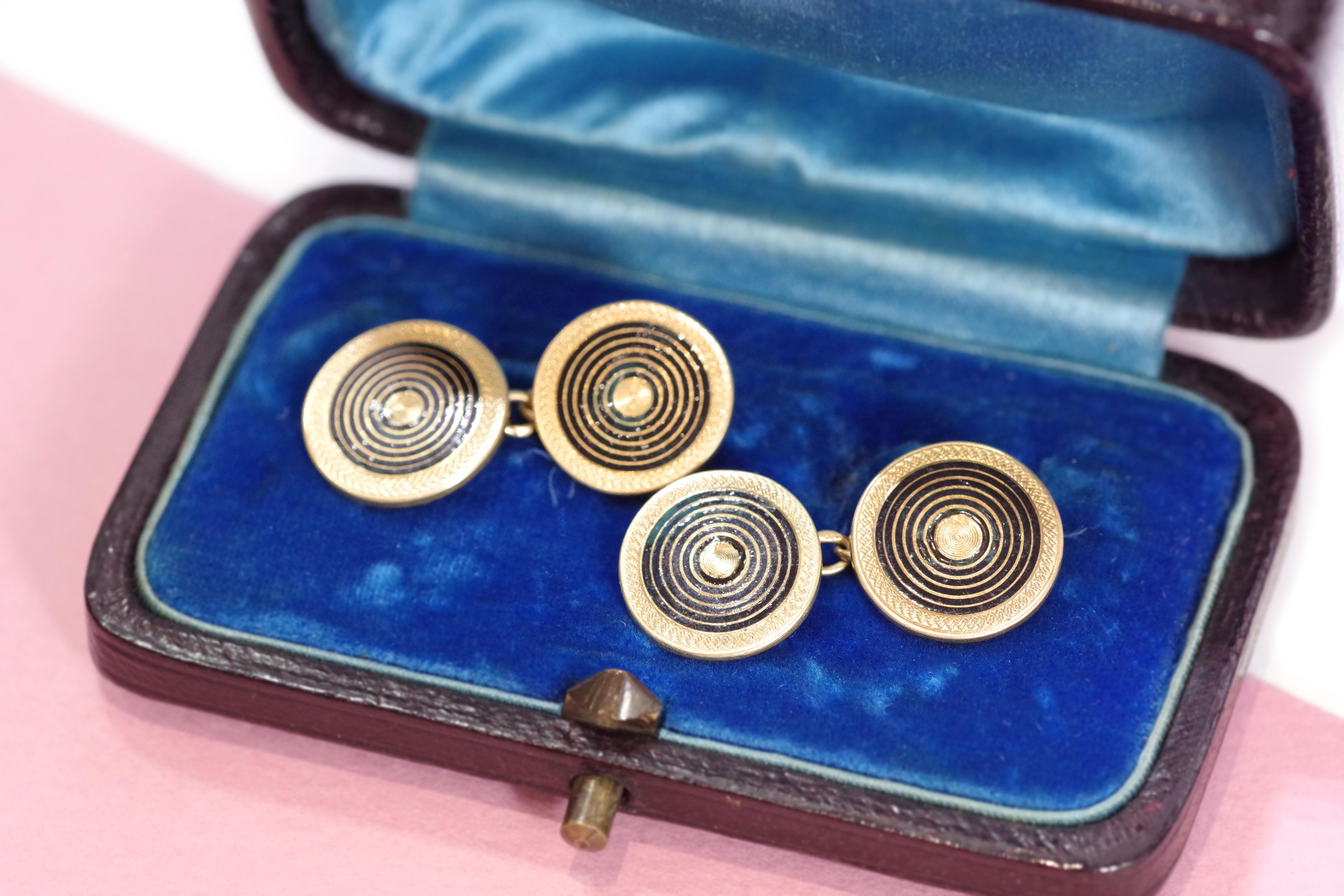 Art Deco enameld cufflinks are made of 18k gold, Jewelry for men In Fair Condition For Sale In PARIS, FR