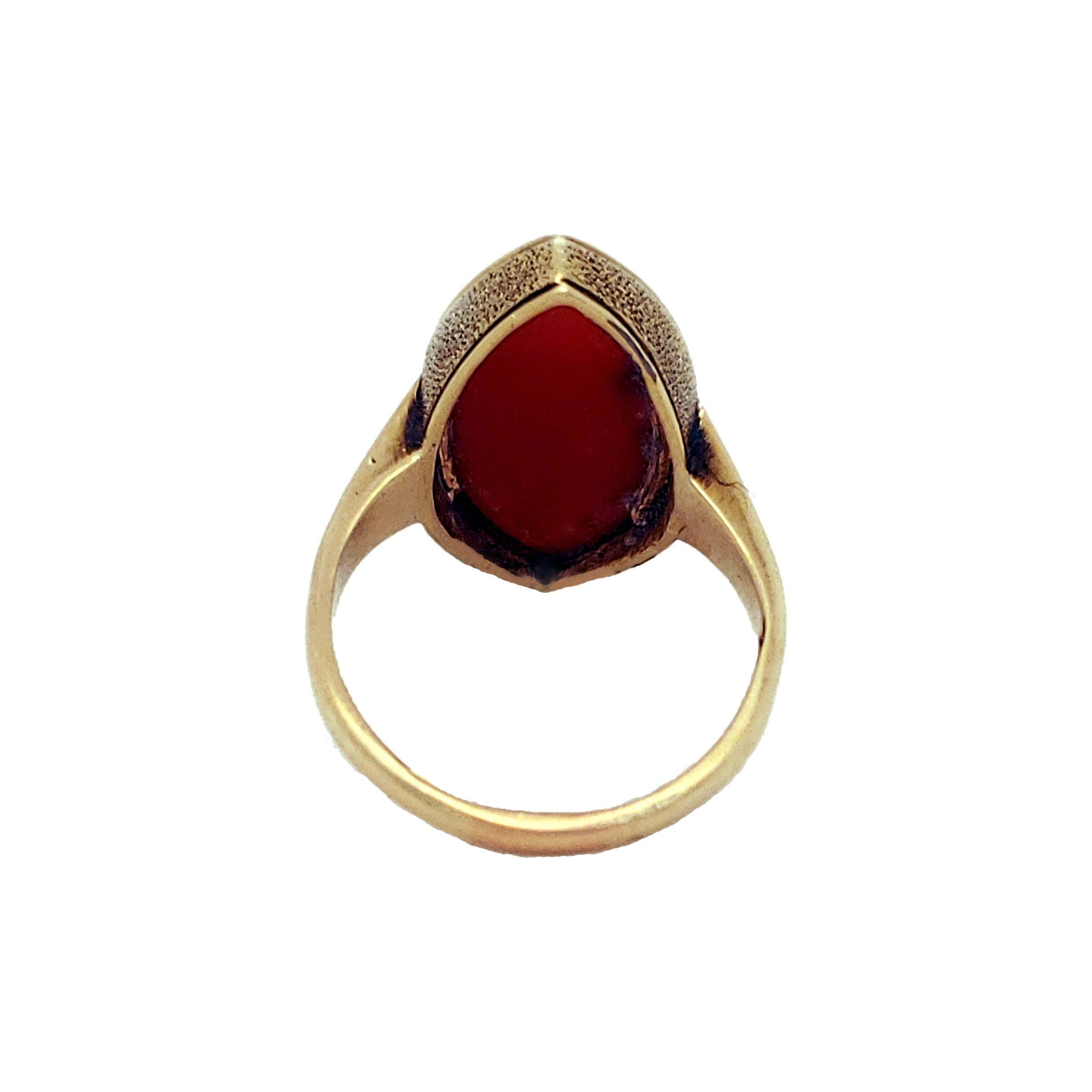 Art Deco Enameled 14 Karat Gold and Red Coral Cabochon Ring For Sale 2