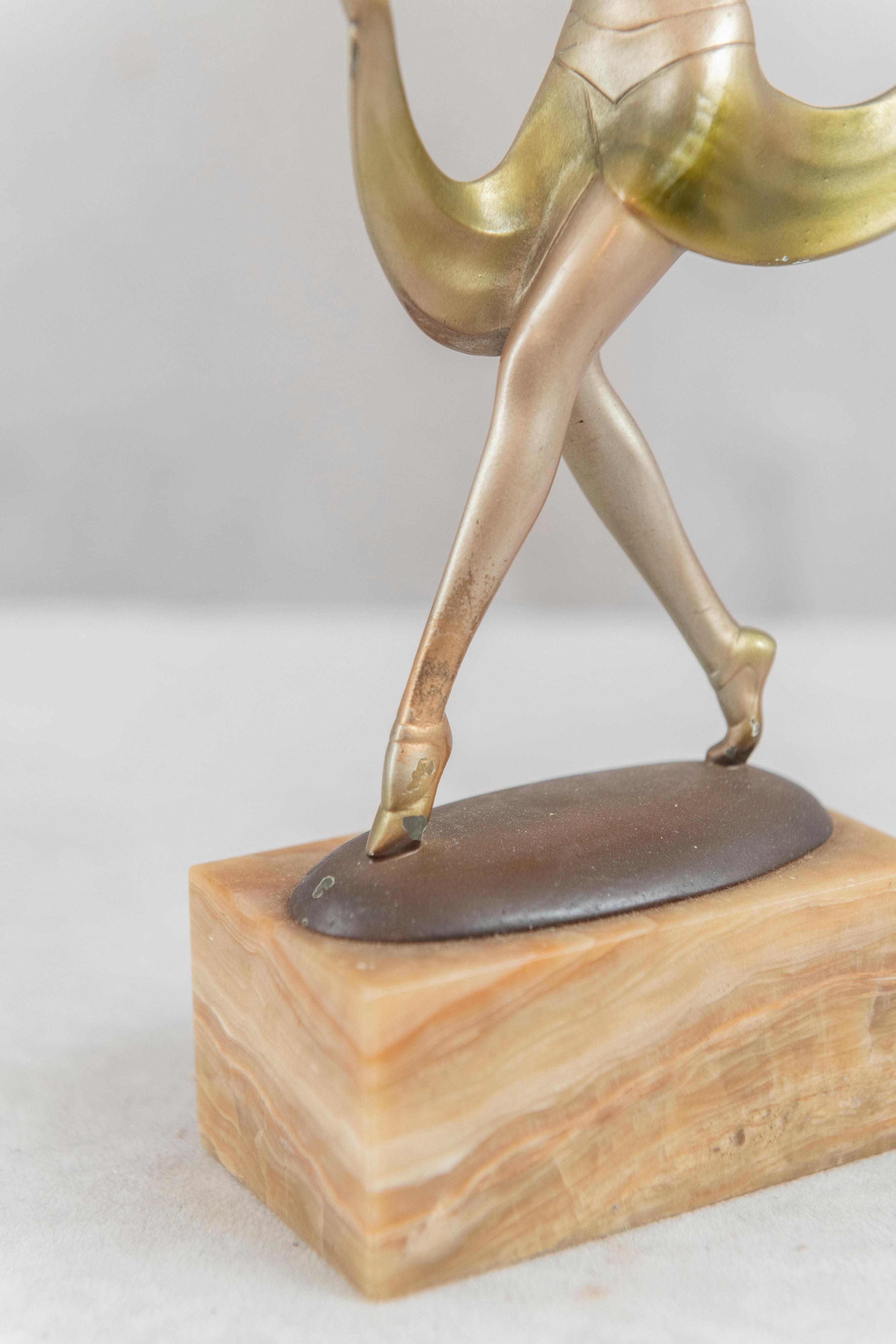 Cette gracieuse danseuse en bronze a été réalisée par le sculpteur autrichien Josef Lorenzl, qui jouit d'une grande renommée. Un grand nombre de ses autres œuvres sont présentées dans le livre 