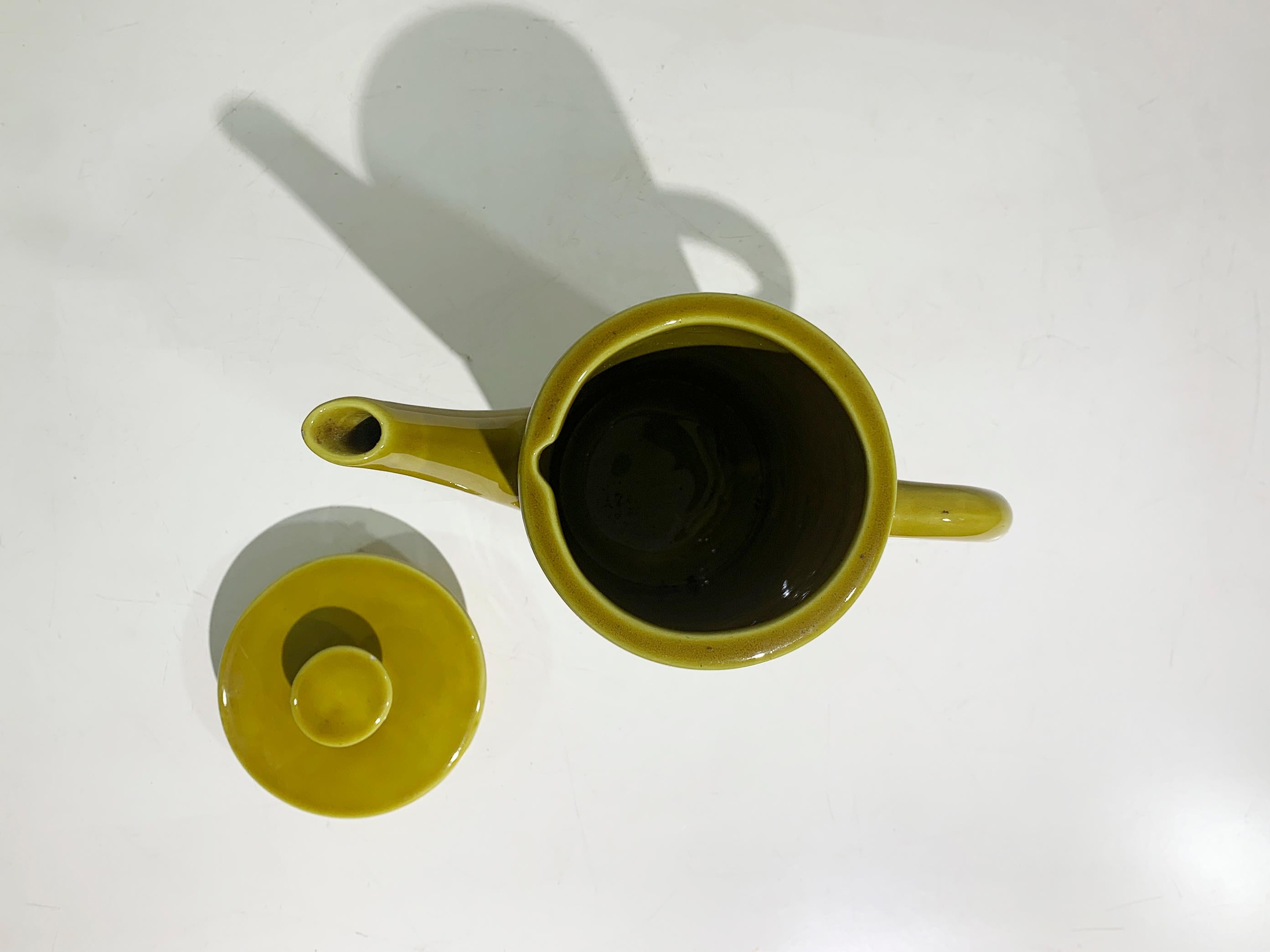 italien Théière Art Déco moutarde avec double poignée sculpturale, Italie en vente