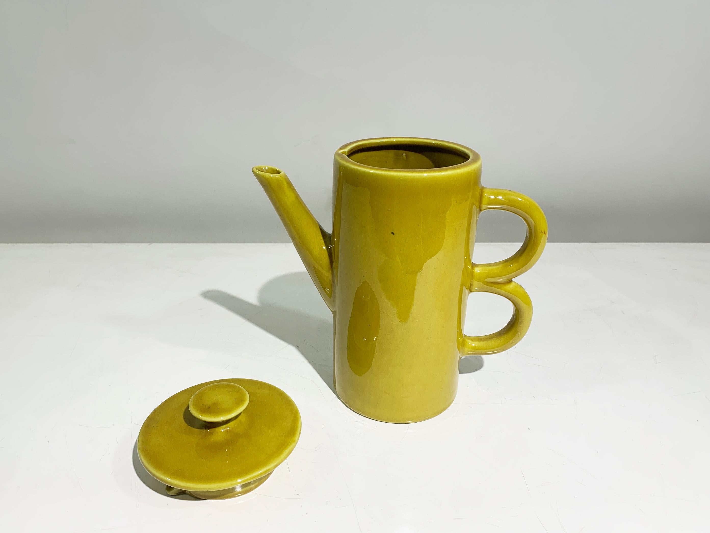 Émaillé Théière Art Déco moutarde avec double poignée sculpturale, Italie en vente