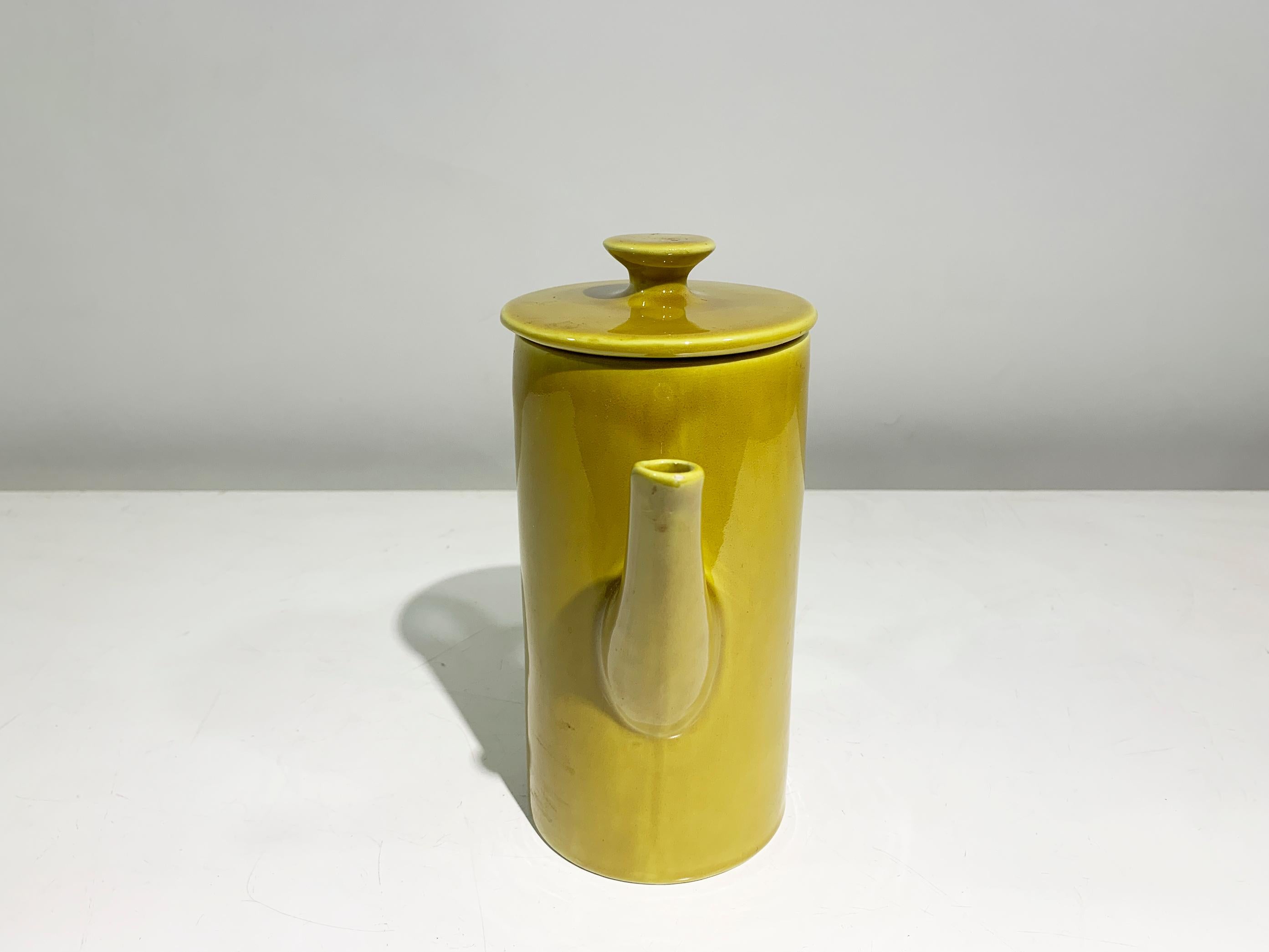 Théière Art Déco moutarde avec double poignée sculpturale, Italie Bon état - En vente à Beirut, LB