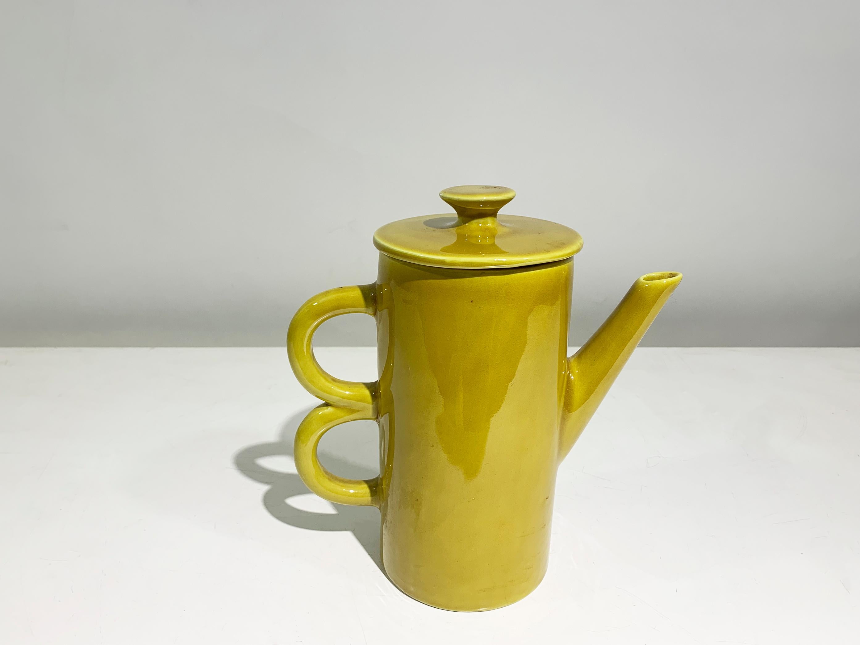 20ième siècle Théière Art Déco moutarde avec double poignée sculpturale, Italie en vente
