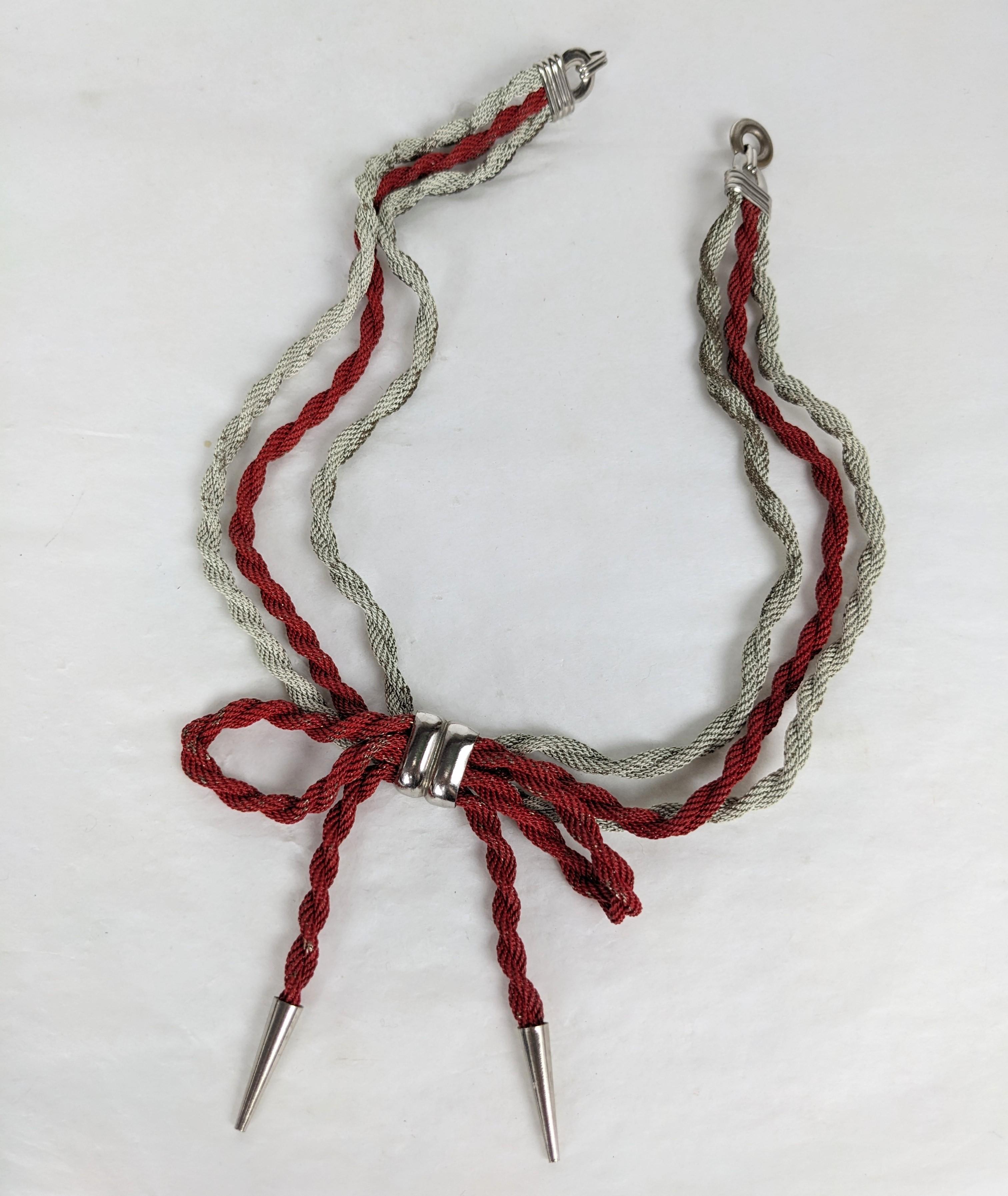 Collana con fiocco in maglia smaltata Art Deco In condizioni buone in vendita a New York, NY