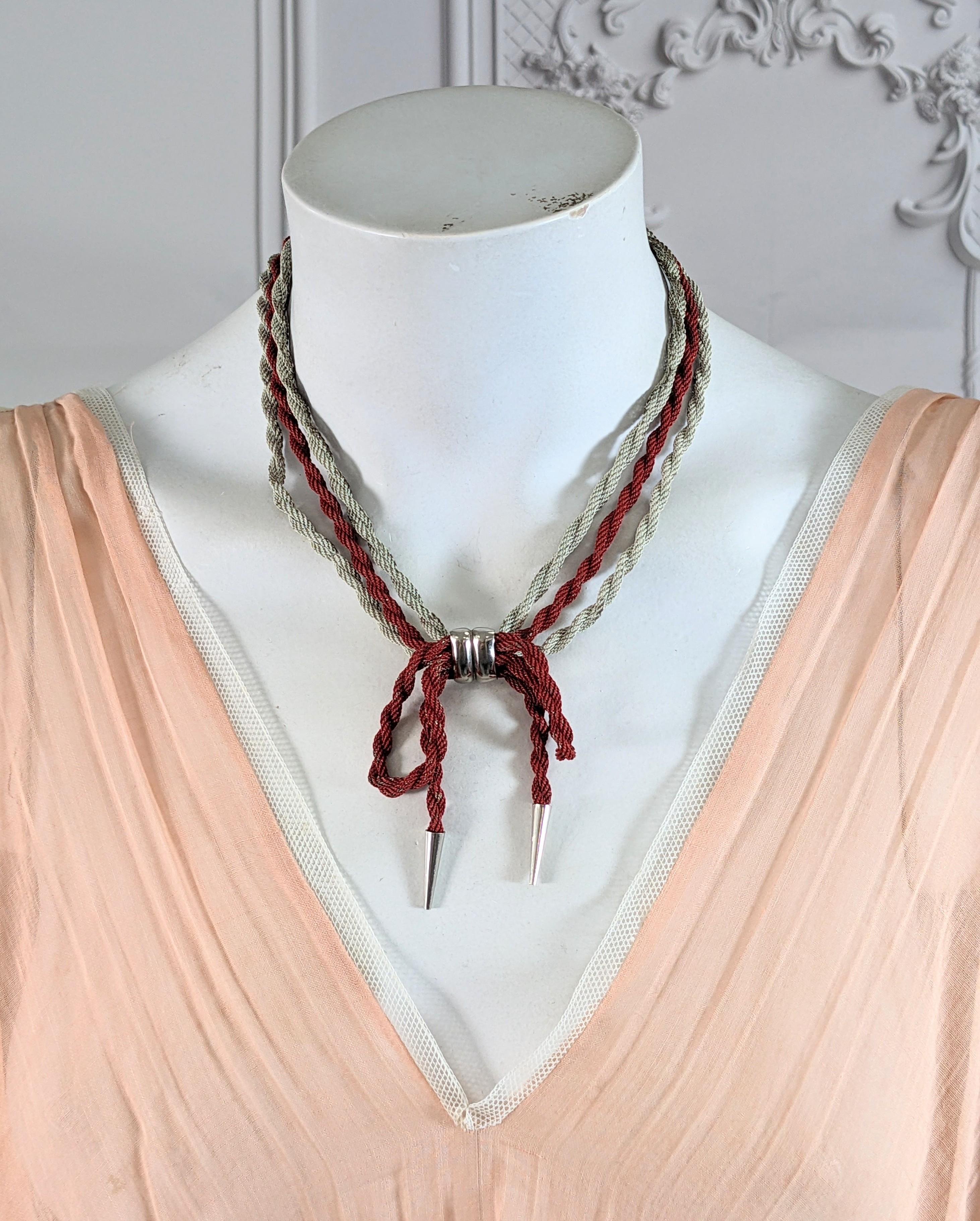 Collana con fiocco in maglia smaltata Art Deco in vendita 1