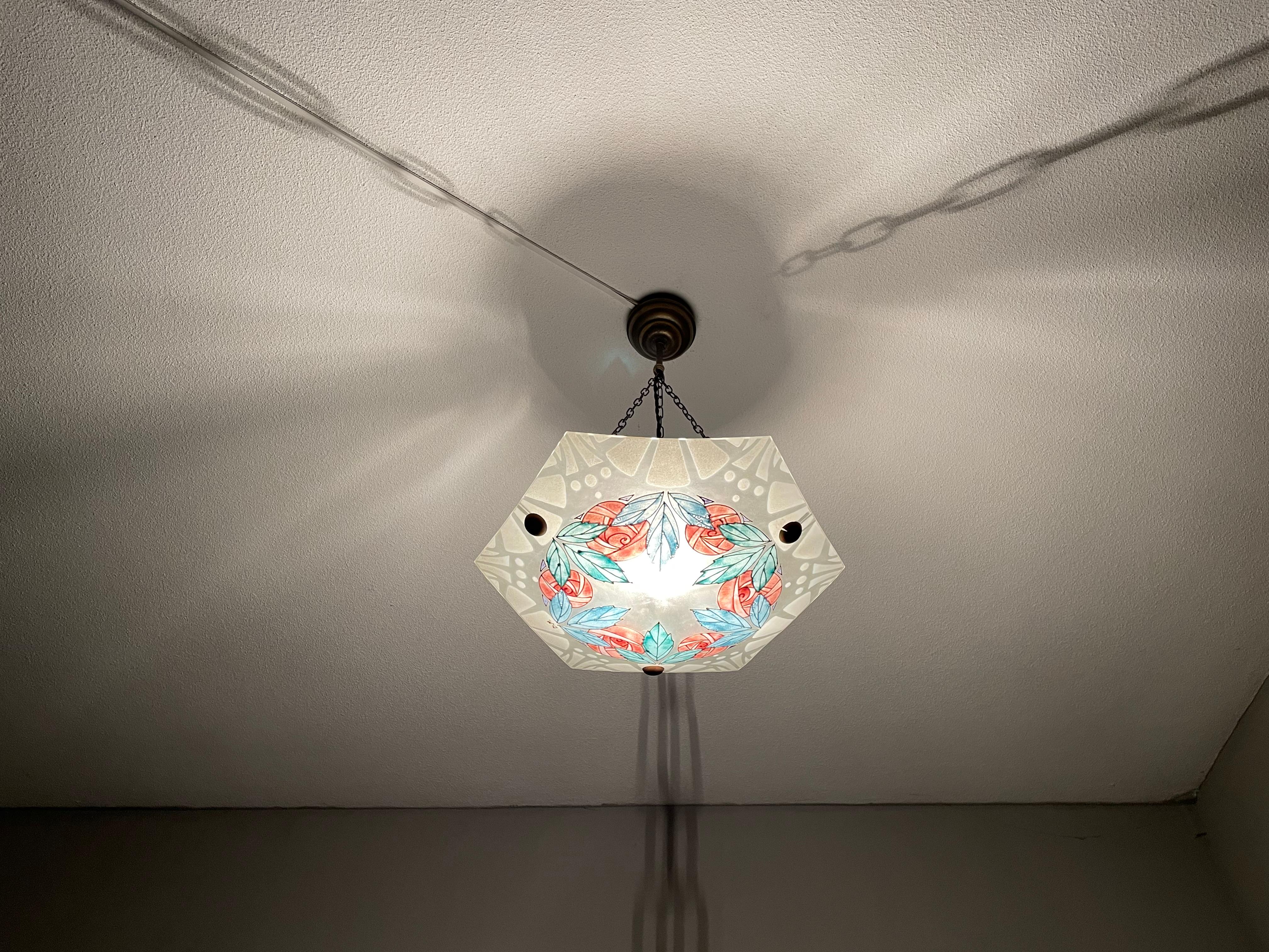 Émaillée Art Déco avec Lampe à suspension en verre stylisée avec roses et feuilles de roses Loys Lucha Style Excellent état - En vente à Lisse, NL