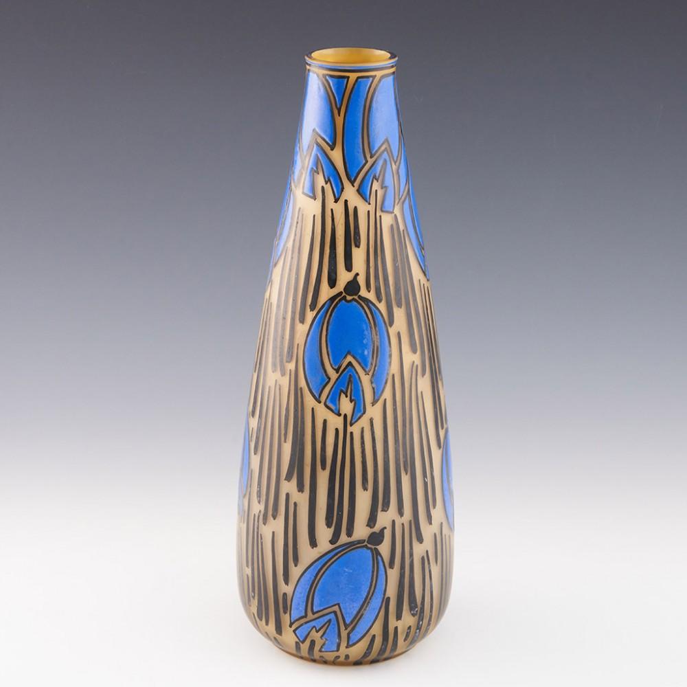 Art Deco Enamelled Glass Vase by Leune, circa 1925

Leune was a decorating shop owned by Paul Daum. The glass blanks were made by Daum subsequently decorated externally by Leune.

Additional Information:
Date: c1925
Origin: Nancy, France
Bowl