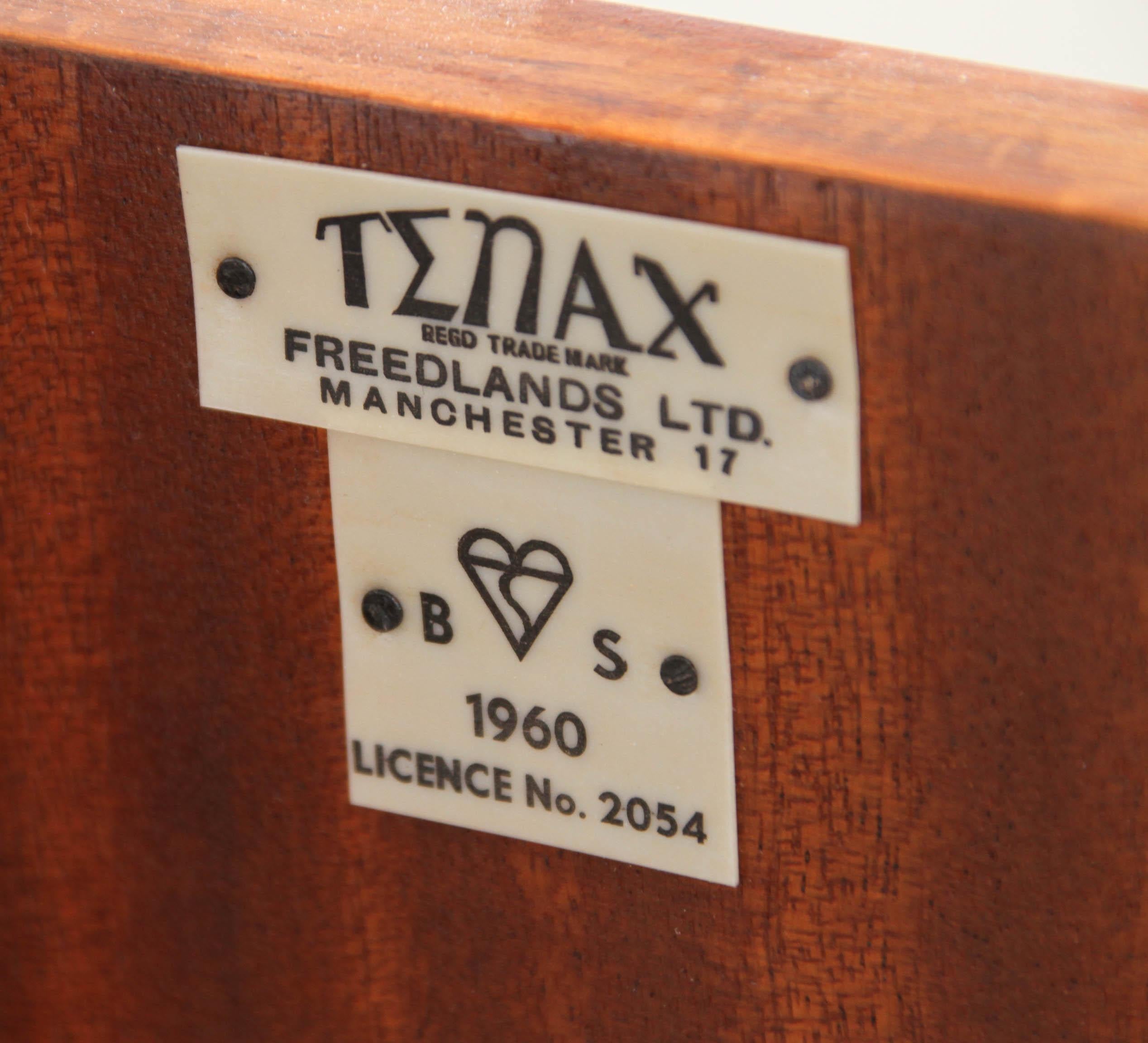 Britisch CIRCA 1930er / 1940er Jahre von Tenax, Freedlands Ltd. 

Wunderschöner Beistelltisch mit einer Platte aus Wurzelholz. Eine 2-stufige Auslage an einem Ende, ein Schrank und eine Tür an einer Seite und eine nussbaumfurnierte Platte an der