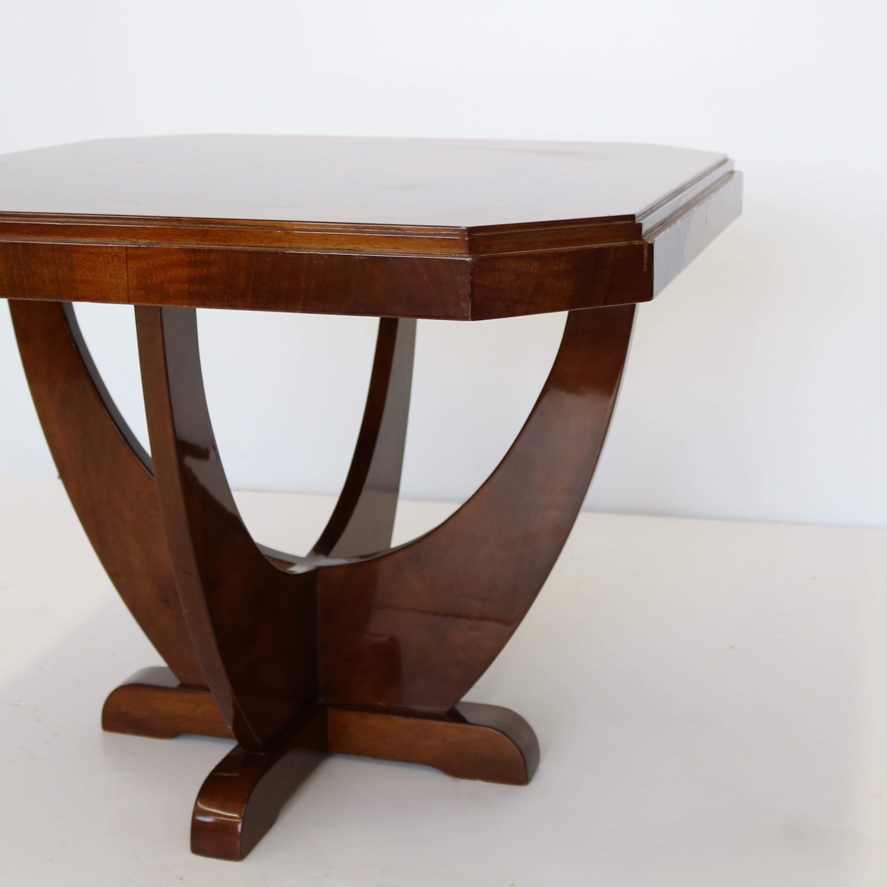 Table d'appoint carrée de style Diptych Fine Arts avec coins coupés et quatre supports incurvés sur une base à pieds. Noyer, France, années 1930.
